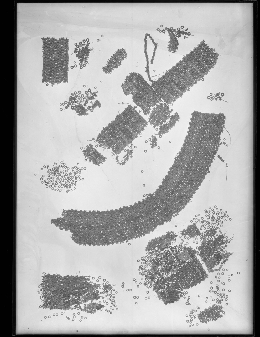 Frammenti di decorazioni egiziane eseguite con perline (negativo) di Vermehren, Augusto - manifattura egiziana (prima metà XX)