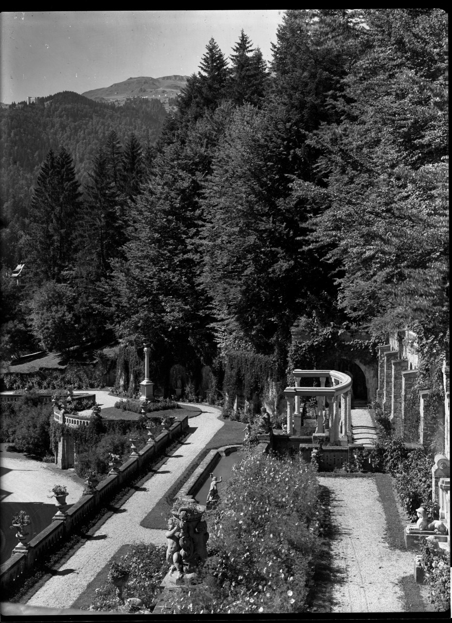Parco di una villa in contesto alpino; particolare delle terrazze con vasca, esedra, aiuole fiorite e sfingi decorative (negativo) di Anonimo (prima metà XX)