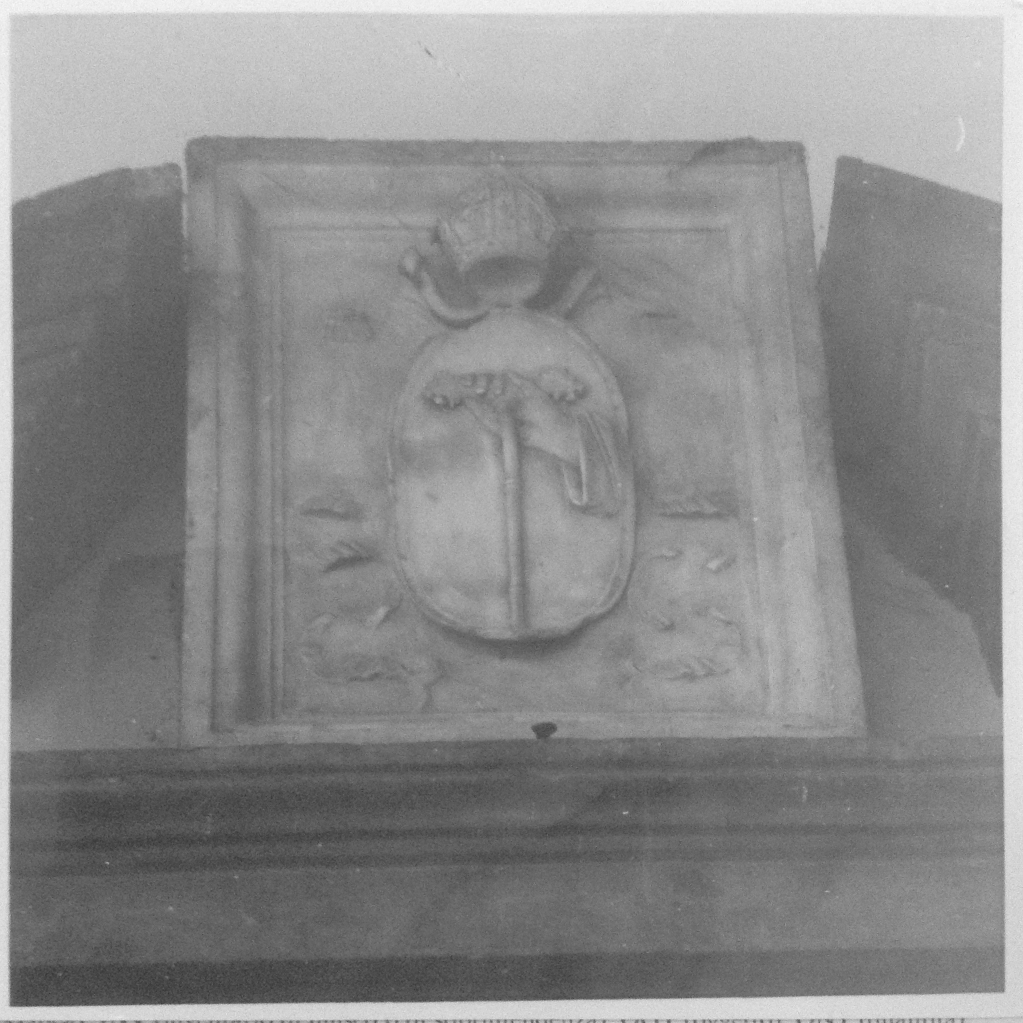Stemma Vallombrosano, rilievo con stemma dell'Abbazia di Vallombrosa e soprastante cappello dell'ordine (stemma, opera isolata) - ambito toscano (XIX)
