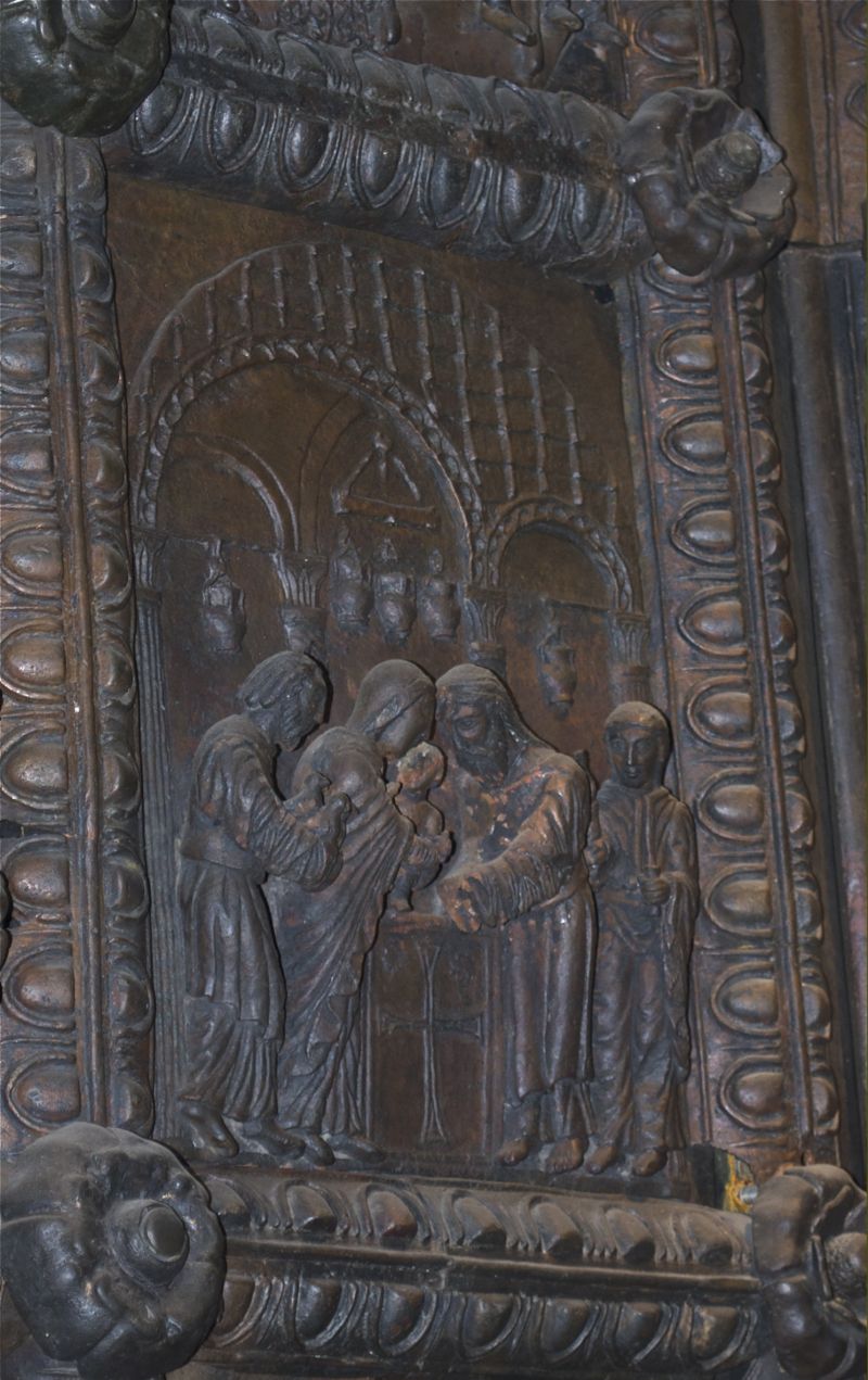 Presentazione al Tempio, La Madonna e San Giuseppe offrono Gesù Bambino al sacerdote del tempio. Alle spalle del sacerdote è raffigurata una donna, forse la profetessa Anna (formella, complesso decorativo) - ambito Italia meridionale (fine/ inizio secc. XII/ XIII)