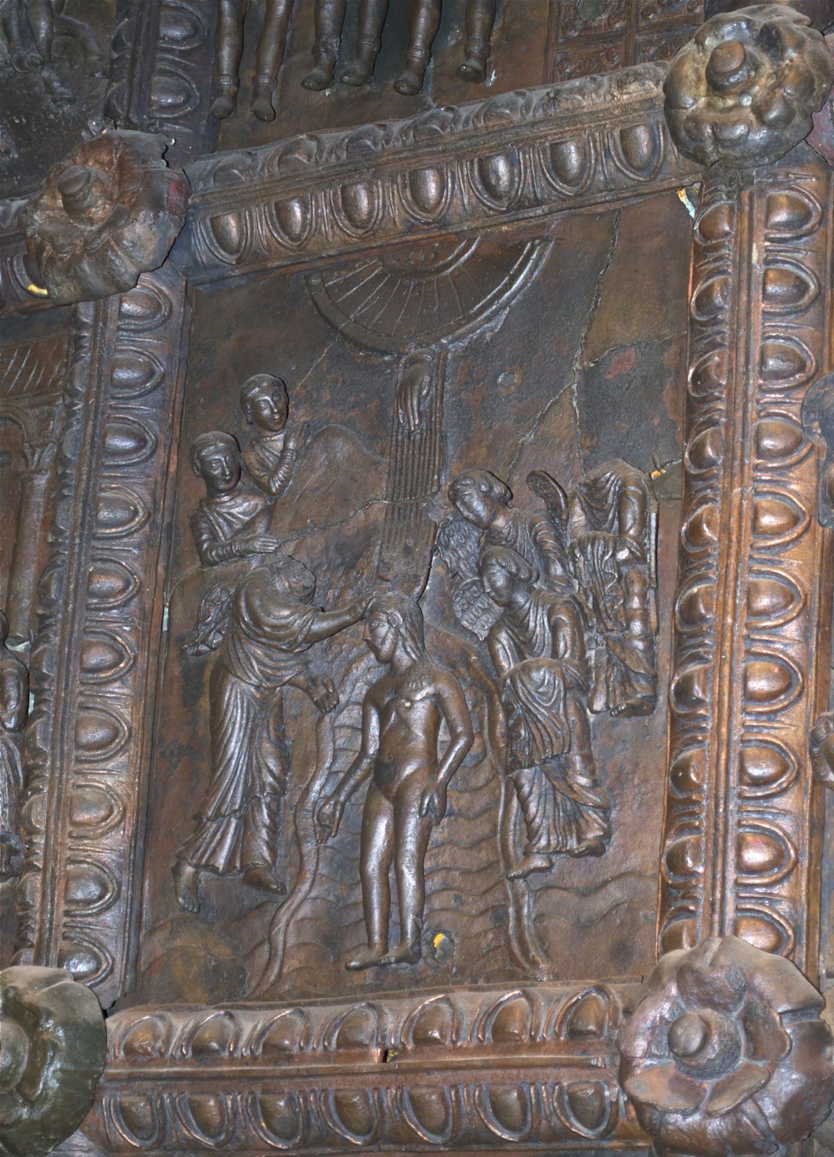 Battesimo di Gesù, Al centro, Gesù nudo tra le acque del Giordano riceve il battesimo dal Battista, a sinistra. In alto, da un disco d'oro la Dextera Dei discende sul capo del Cristo. A destra, tre angeli accorrono con dei vestiti; due uomini assistono alla scena (formella, complesso decorativo) - ambito Italia meridionale (fine/ inizio secc. XII/ XIII)