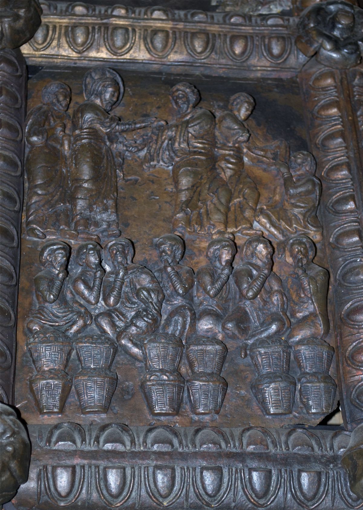 La moltiplicazione dei pani e dei pesci, In alto benedice il cibo che un Apostolo gli porge; alle sue spalle, Simon Pietro mentre a destra un altro Apostolo che distribuisce i pani e i pesci. In basso alcuni uomini dinnanzi alle ceste contenenti i frutti del miracolo, intenti a cibarsi (formella, complesso decorativo) - ambito Italia meridionale (fine/ inizio secc. XII/ XIII)