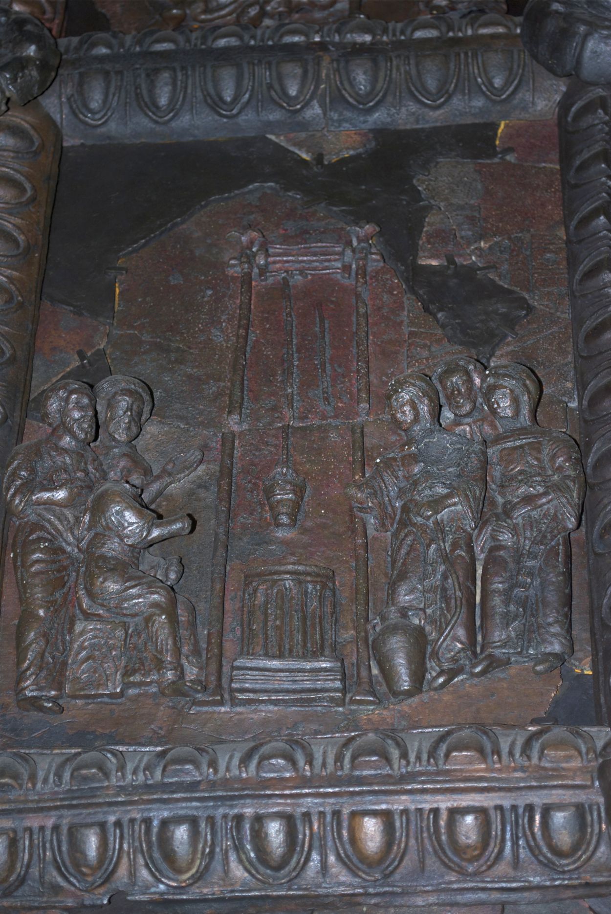 A sinistra, due Apostoli -uno dei quali identificabile con Pietro- assistono Gesù che, seduto, parla alla samaritana raffigurata dall'altro lato del pozzo. Alle sue spalle, due figure di uomini (probabilmente i samaritani di cui parla il Vangelo) (formella, complesso decorativo) - ambito Italia meridionale (fine/ inizio secc. XII/ XIII)