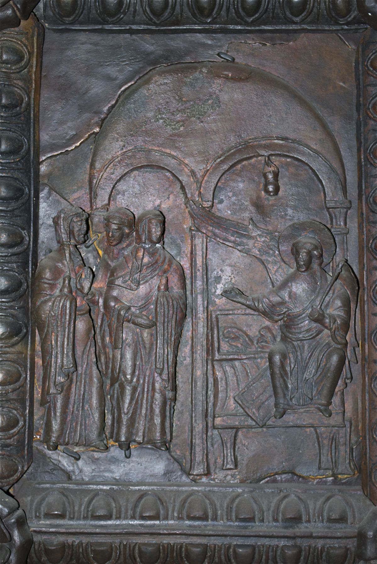 Resurrezione di Cristo, Al di sotto di un'architettura con tetto a cupola impostato su colonne dai capitelli corinzi, una lanterna illumina il sepolcro vuoto e aperto di Cristo che, risorto, compare alla destra del riquadro. A sinistra, le Tre Marie assistono al miracolo (formella, complesso decorativo) - ambito Italia meridionale (fine/ inizio secc. XII/ XIII)