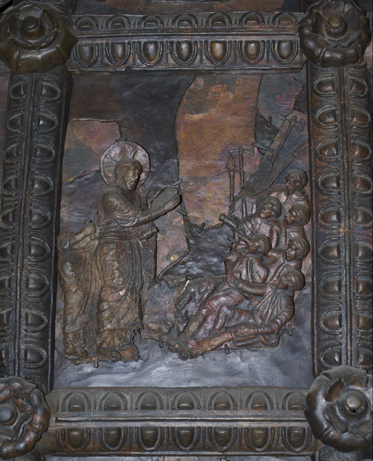 Gesù, a sinistra, alza il braccio in segno di resa; alle sue spalle è una figura di dubbia identificazione. A destra, i soldati venuti per catturare Cristo, ritratti caduti in terra (formella, complesso decorativo) - ambito Italia meridionale (fine/ inizio secc. XII/ XIII)