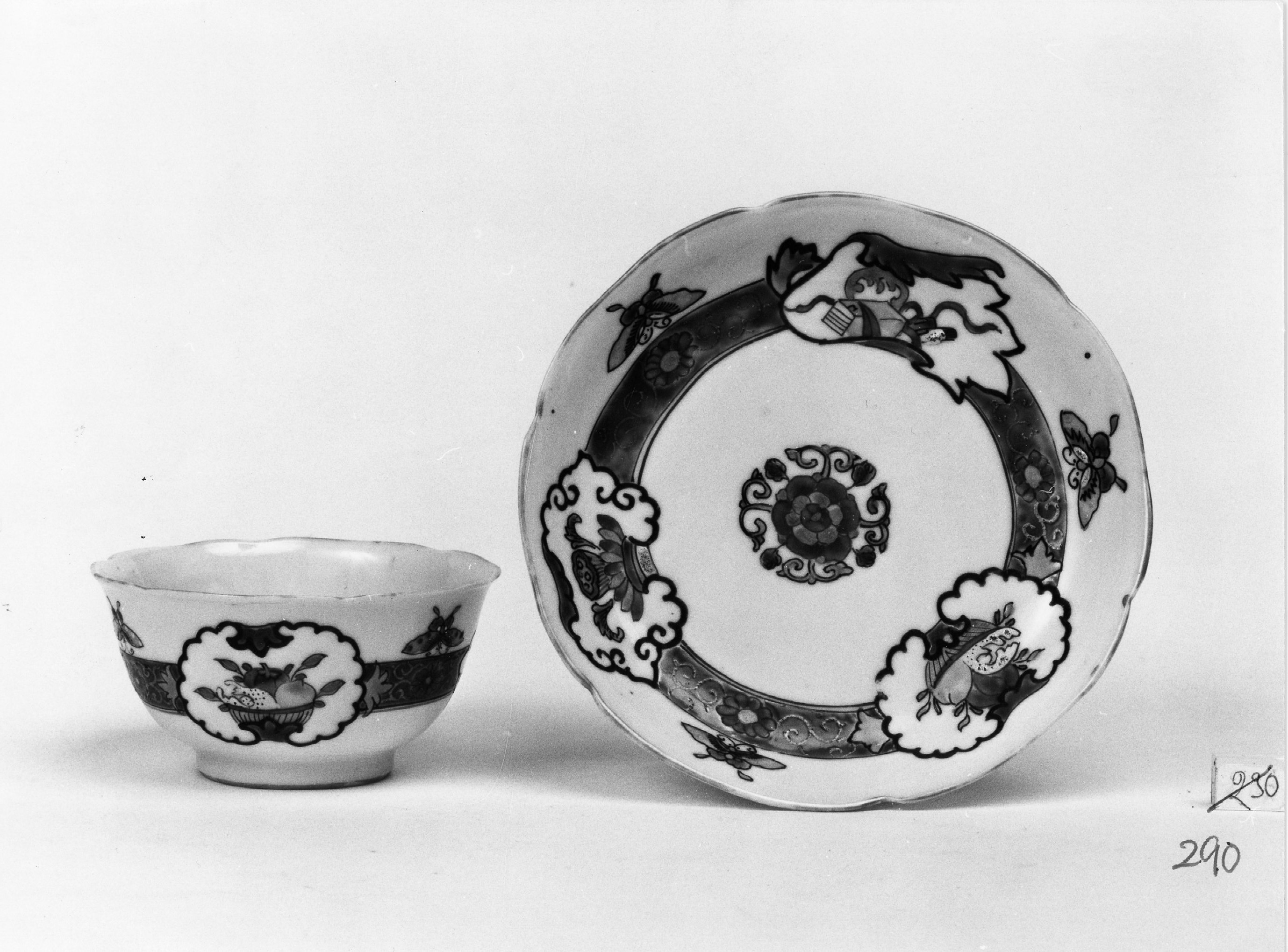 motivi decorativi con fiori e frutti (piattino, serie) - manifattura cinese (seconda metà sec. XVIII)