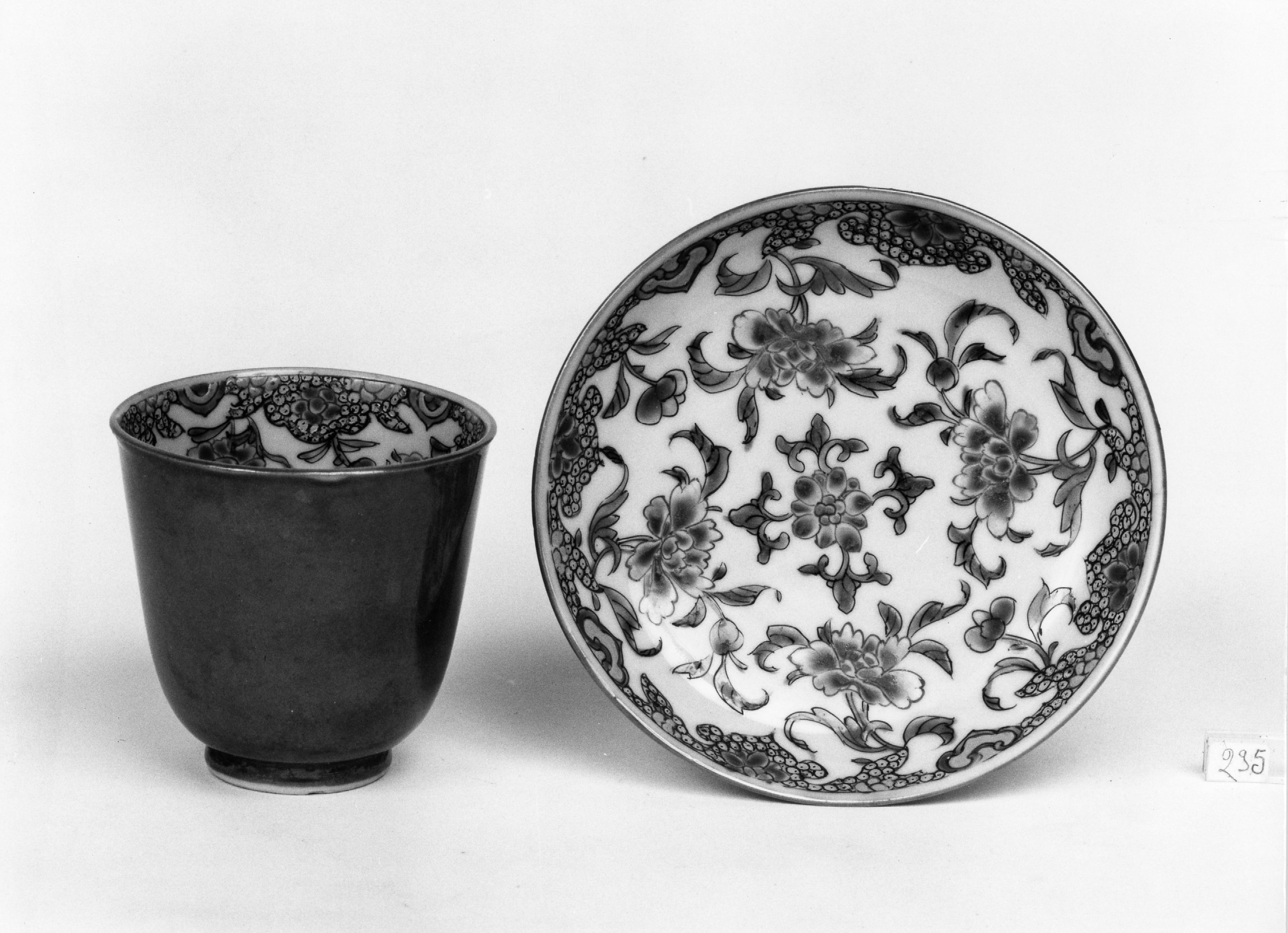 motivi decorativi con fiori (piattino, serie) - manifattura cinese (prima metà sec. XVIII)