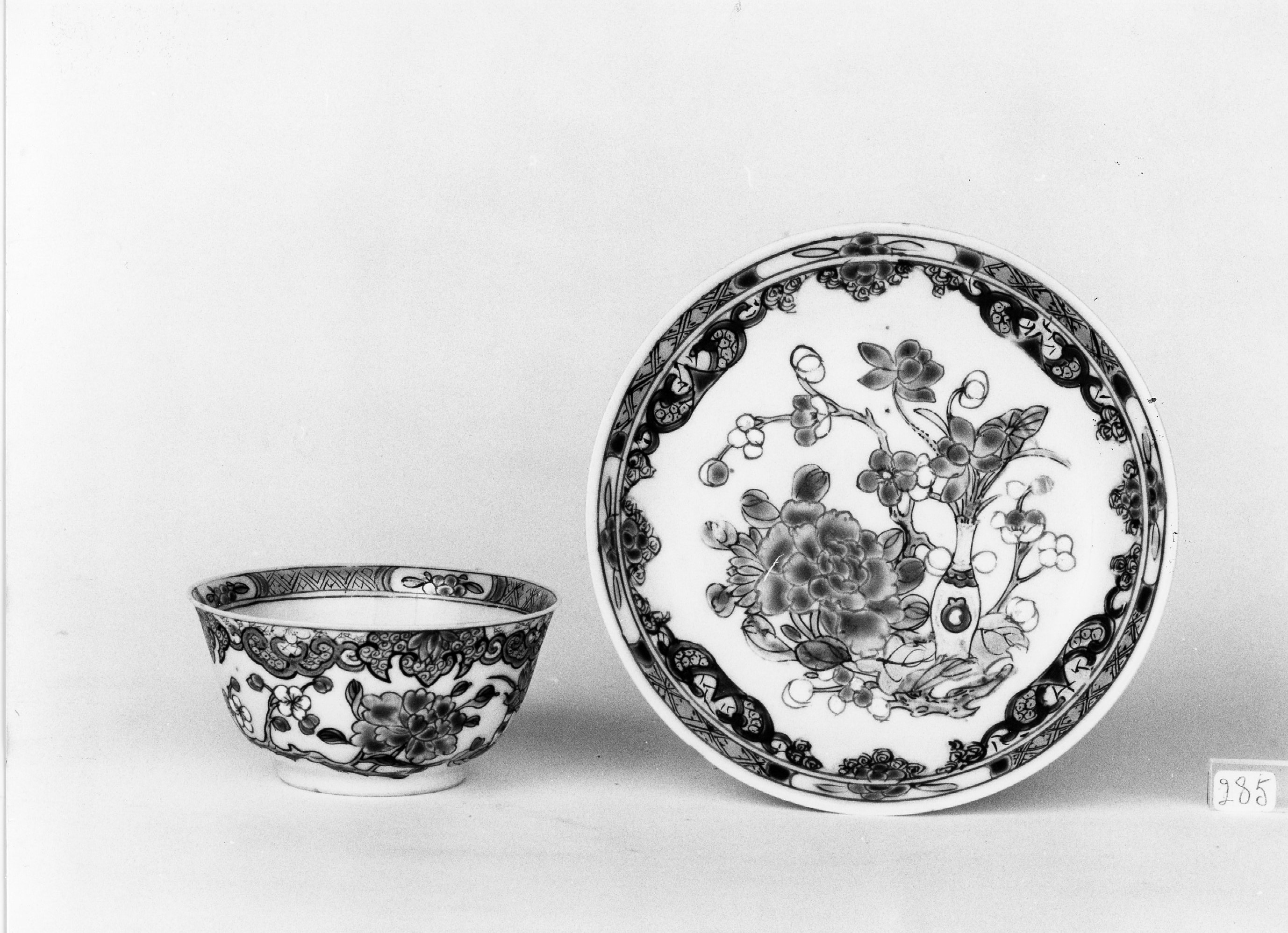 motivi decorativi con fiori (tazzina, serie) - manifattura cinese (metà sec. XVIII)