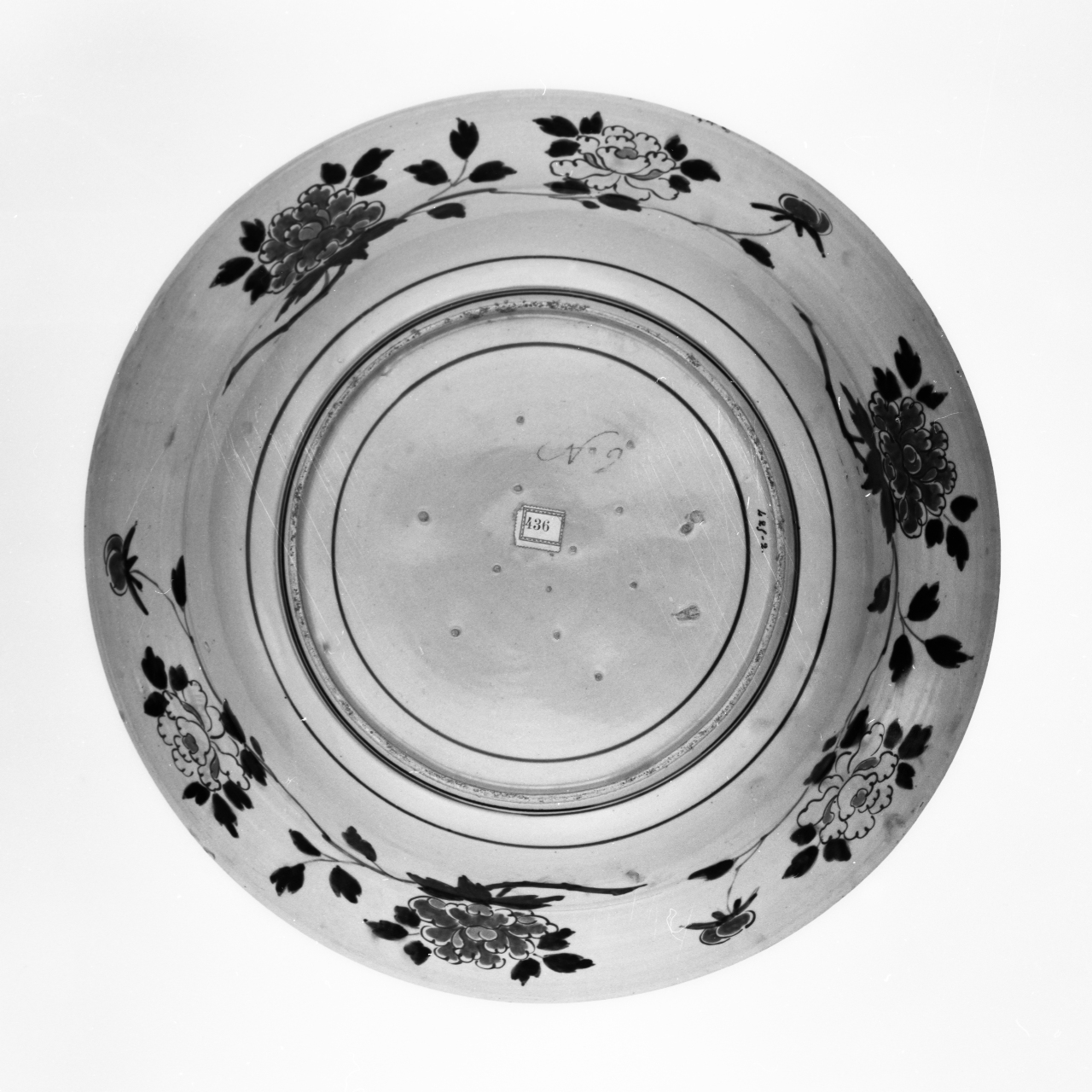motivi decorativi con fiori e uccelli (piatto fondo, serie) - manifattura giapponese (prima metà sec. XVIII)
