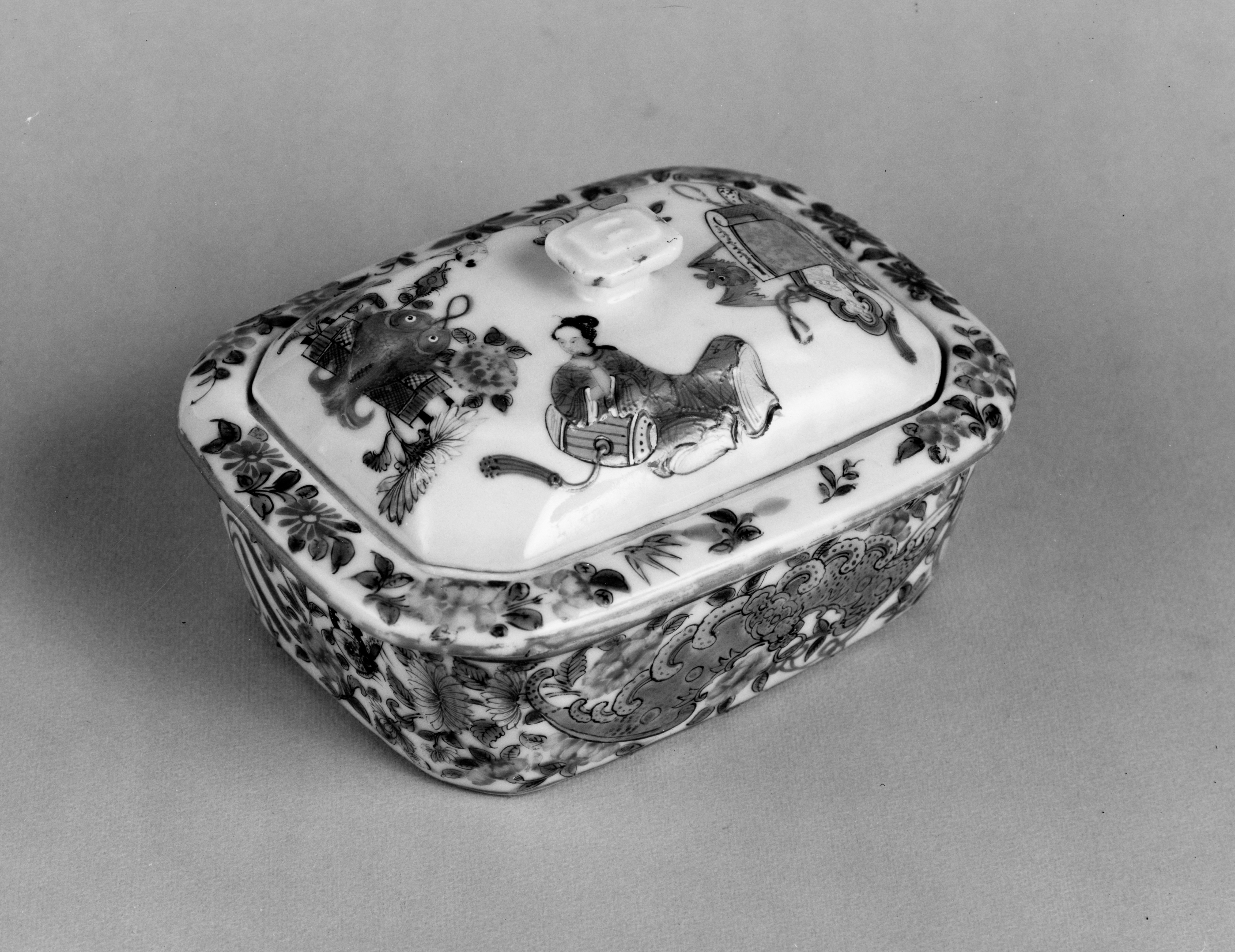 dama di corte e motivi decorativi floreali (portasapone) - manifattura cinese (prima metà sec. XIX)