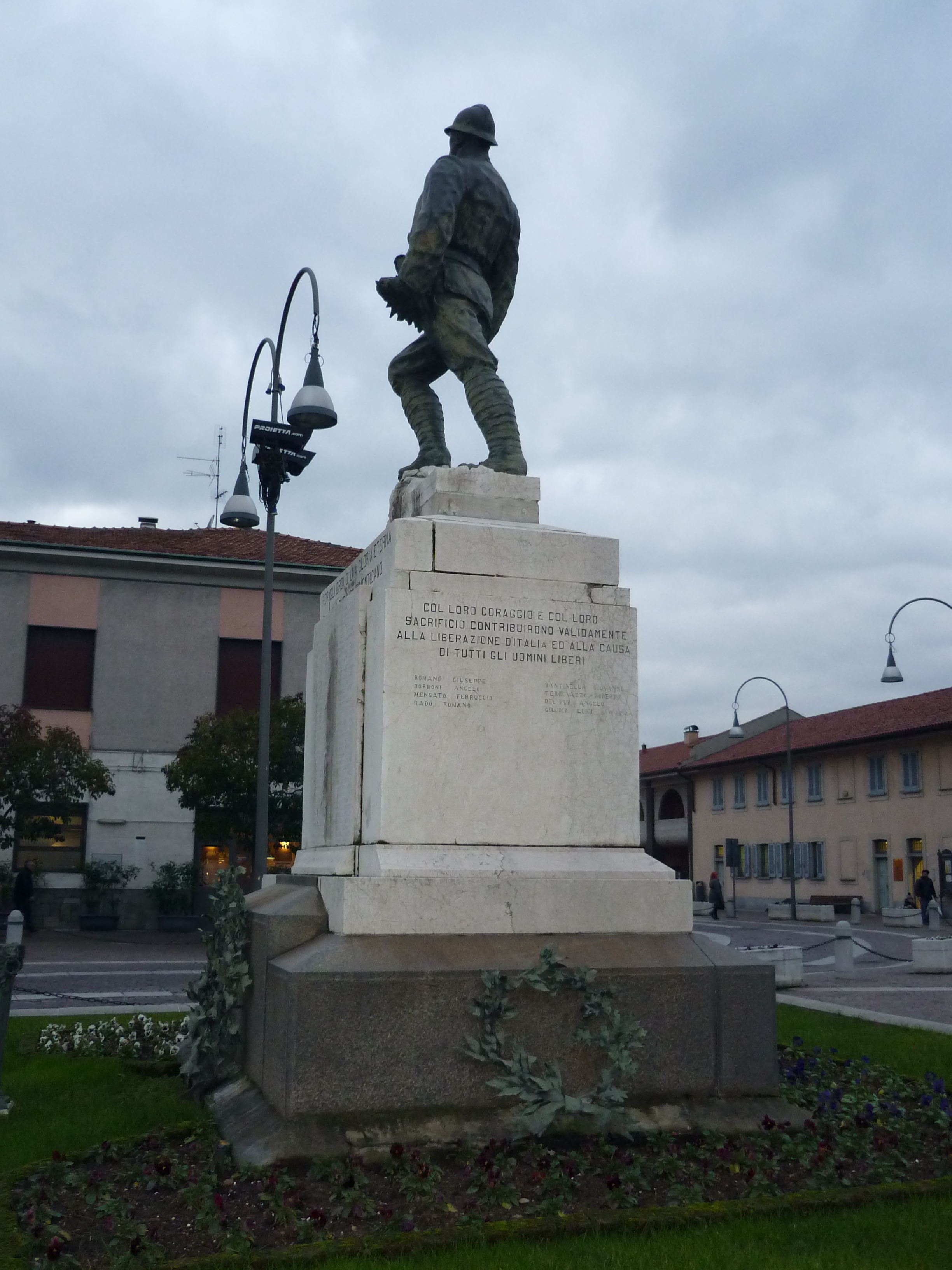 figura di soldato in combattimento (monumento ai caduti - a cippo, opera isolata) - ambito italiano (sec. XX)