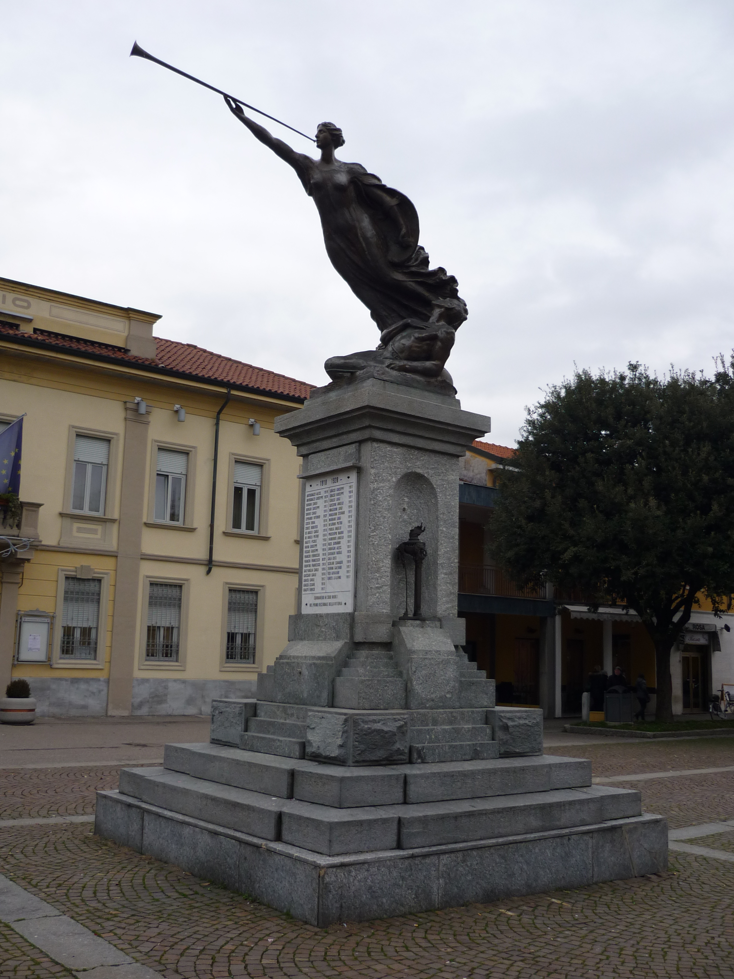 Vittoria che dà fiato alla tromba ed un soldato caduto (monumento ai caduti - a cippo, opera isolata) di Cassi Antonio (sec. XX)