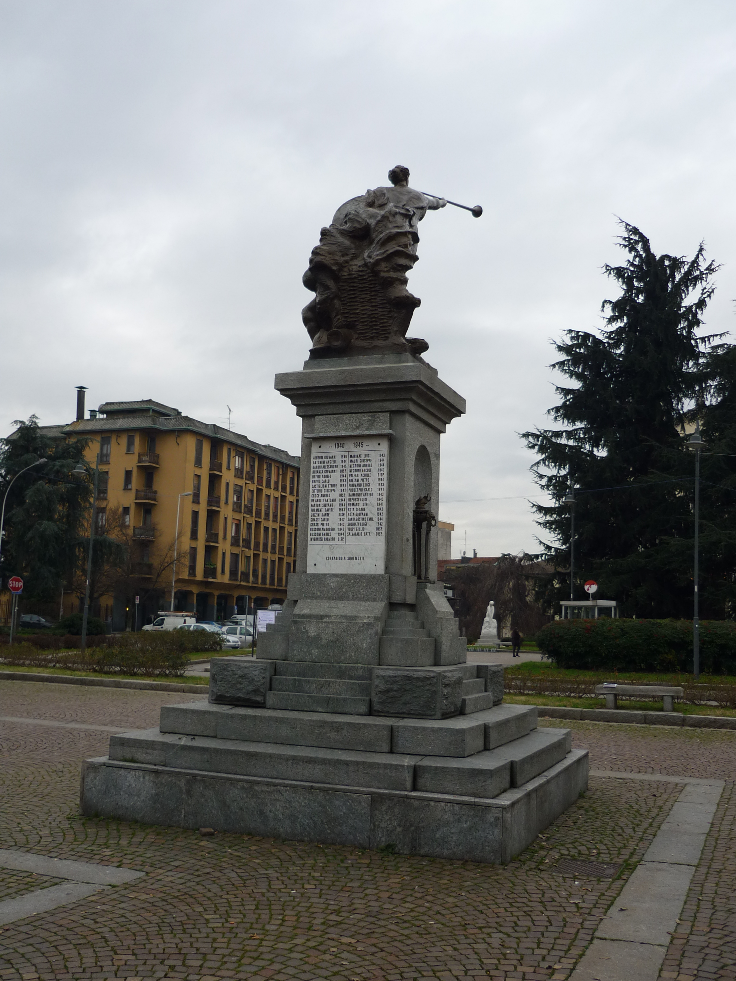 Vittoria che dà fiato alla tromba ed un soldato caduto (monumento ai caduti - a cippo, opera isolata) di Cassi Antonio (sec. XX)