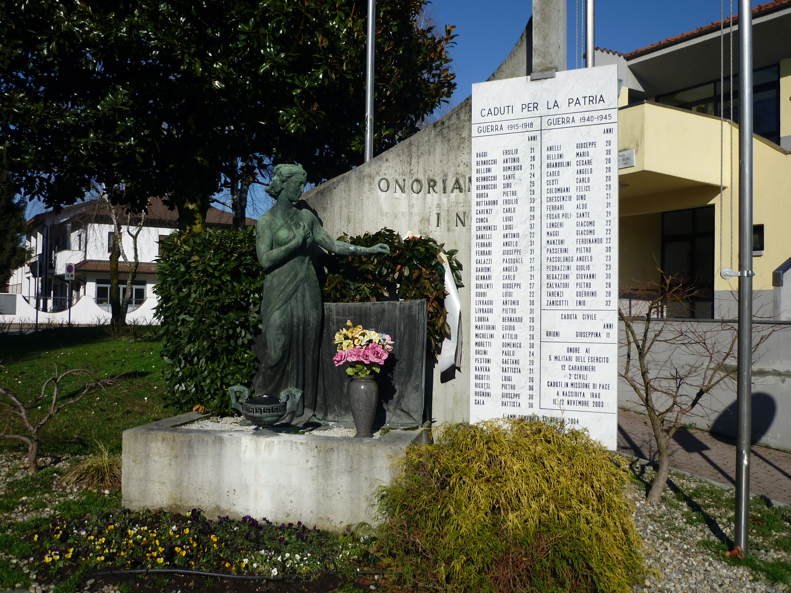 allegoria della Vittoria (monumento ai caduti - a cippo, opera isolata) di Capsoni Aurelio (sec. XX, sec. XX)