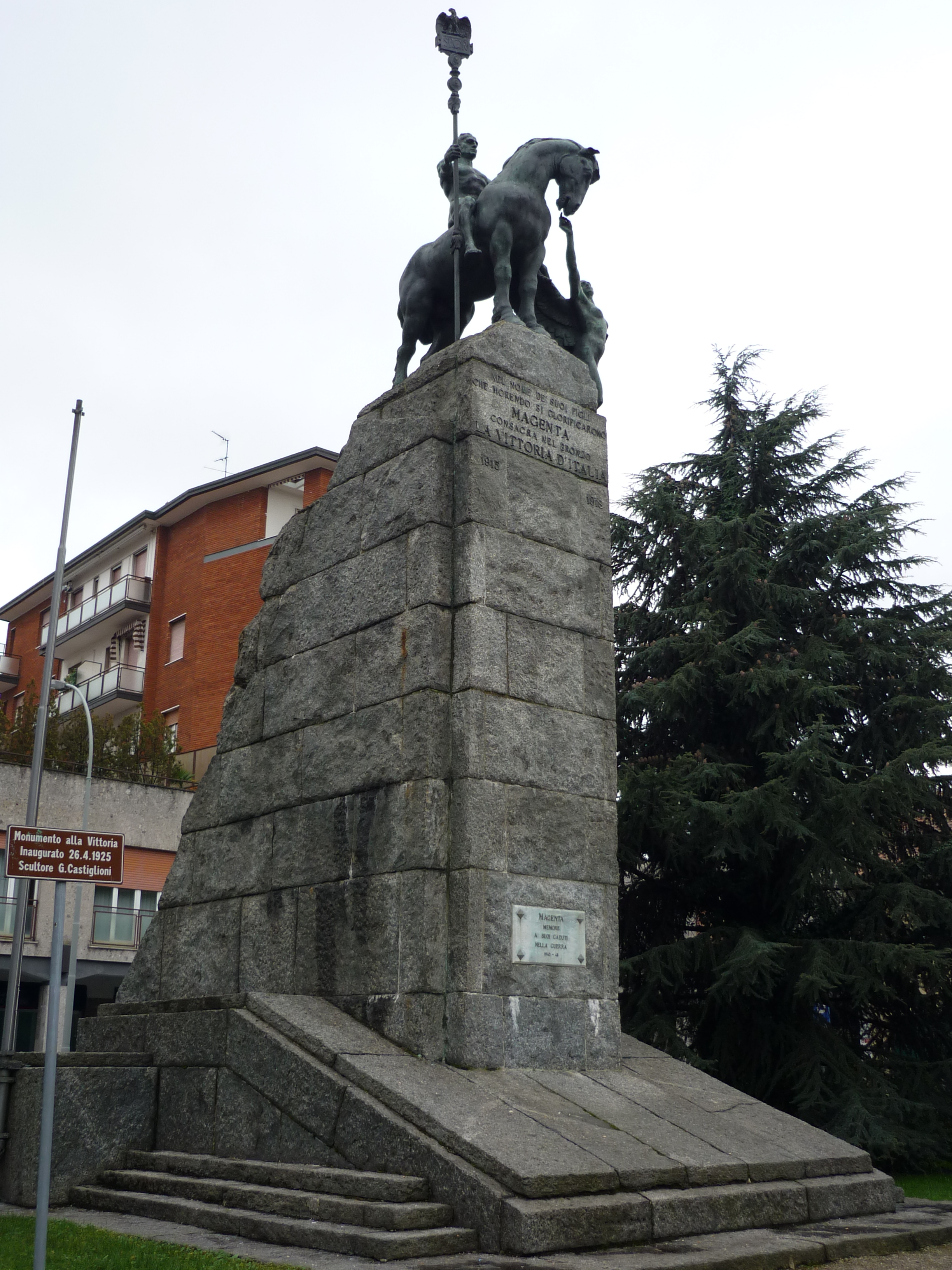 allegoria della Vittoria e del soldato (monumento ai caduti - a cippo, opera isolata) di Castiglioni Giannino (sec. XX)