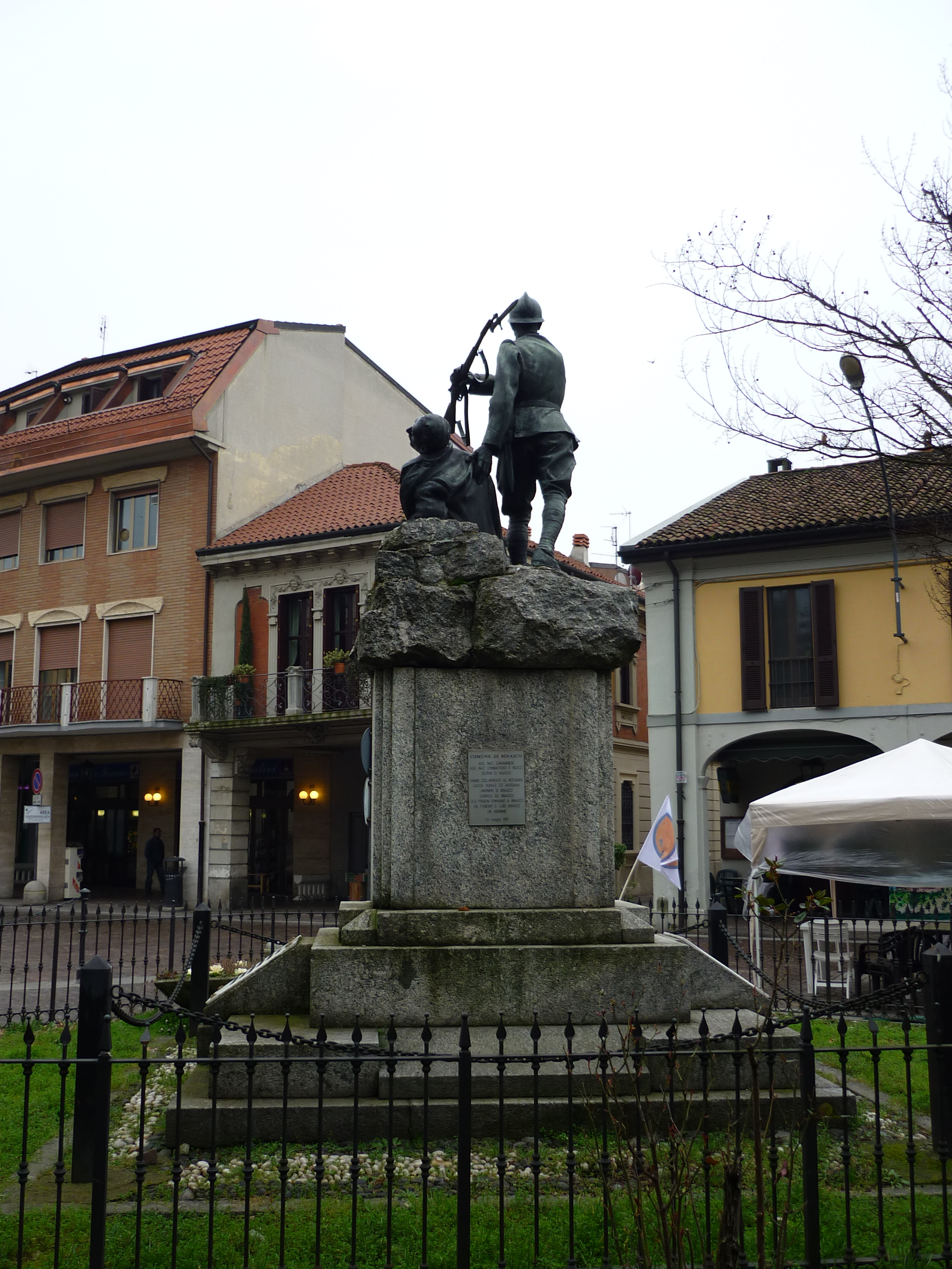 figura di soldato in combattimento/ morte del soldato (monumento ai caduti - a cippo, opera isolata) di Ricci Giovanni Battista (sec. XX)