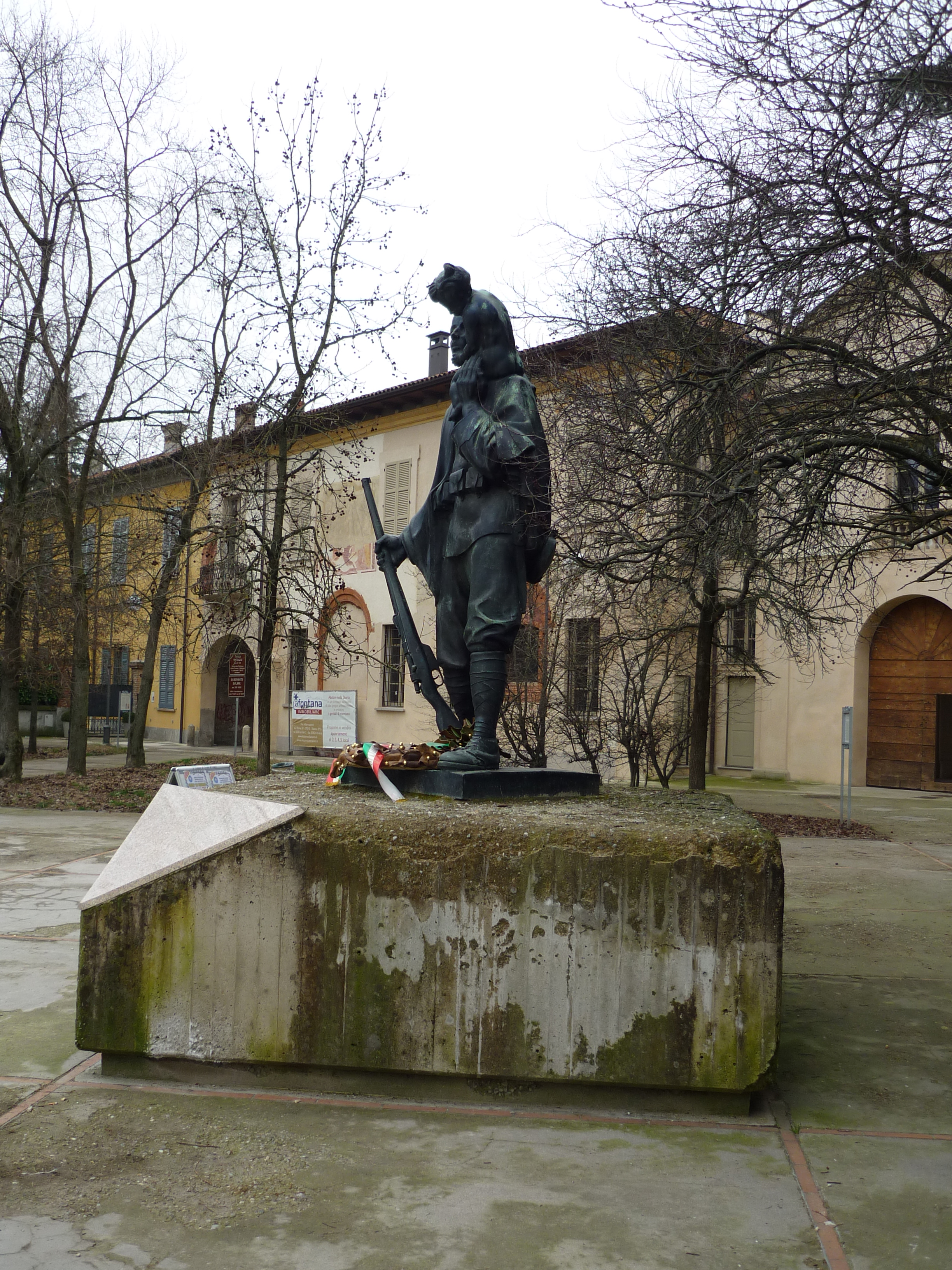 figura di soldato (monumento ai caduti - a cippo, opera isolata) di Lombardi Franco (sec. XX)