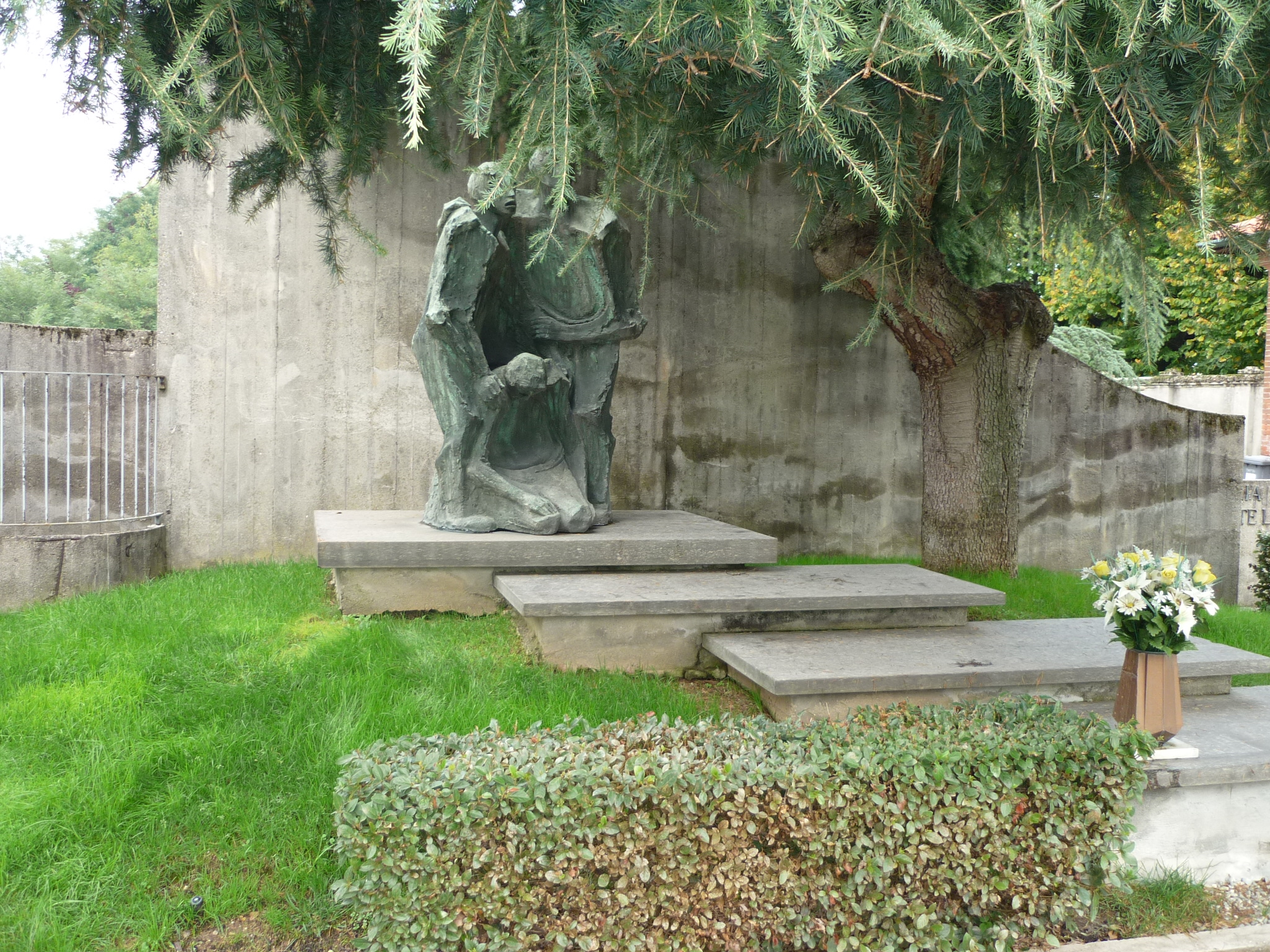 figure umane con valenza simbolica (monumento ai caduti - a cippo, opera isolata) di Quattrini Oreste (sec. XX)