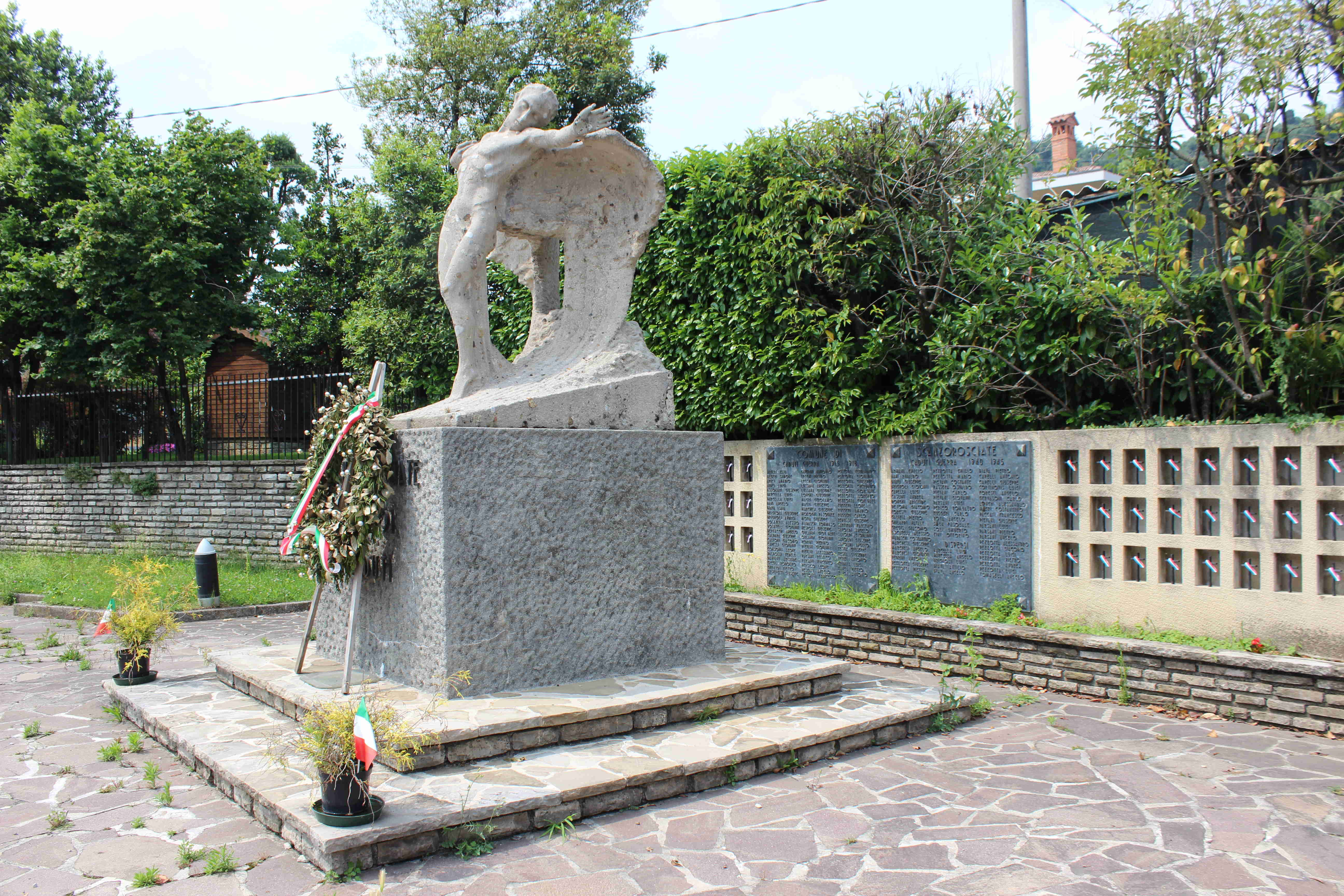 monumento ai caduti - a basamento, opera isolata - ambito italiano (seconda metà sec. XX)