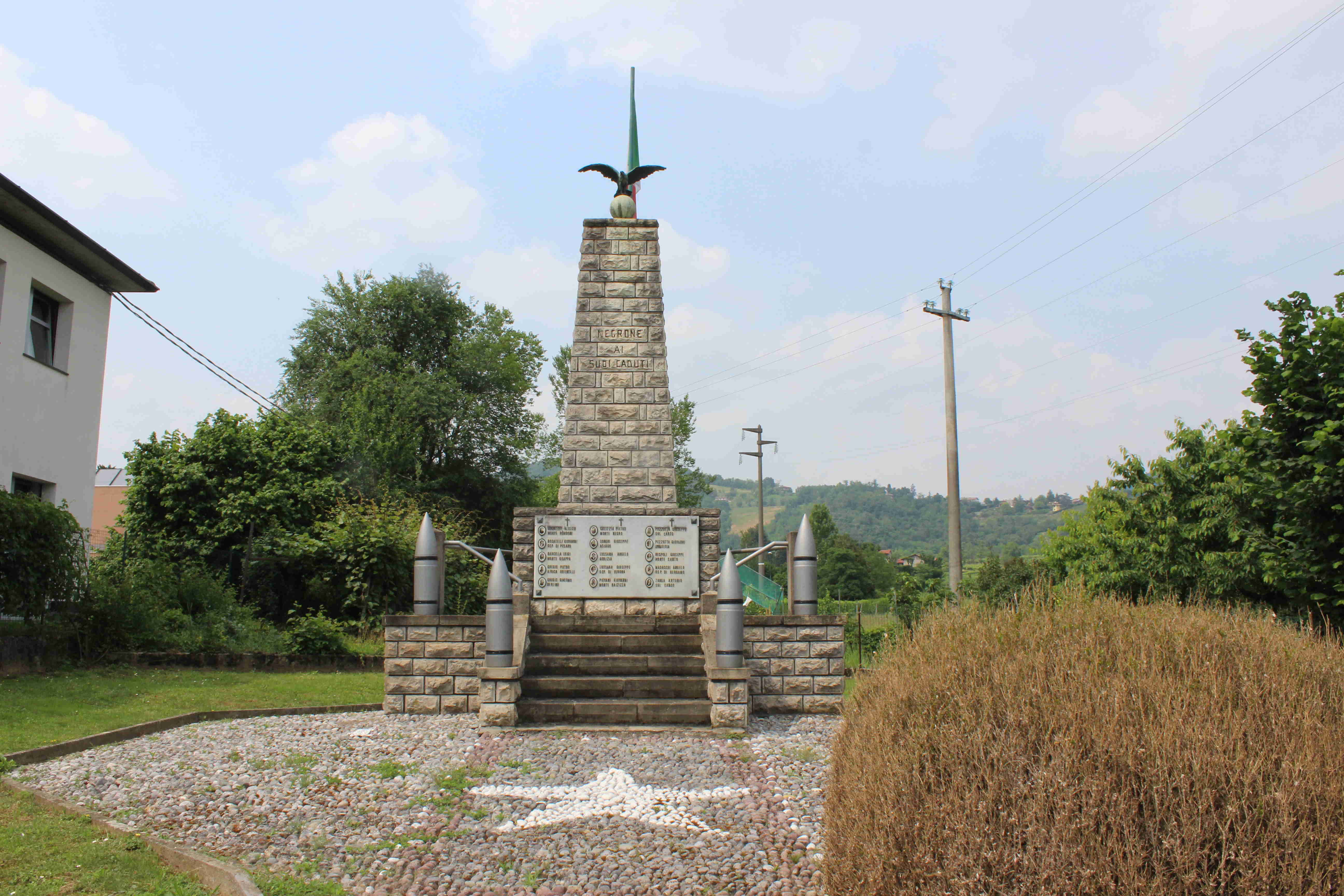 monumento ai caduti - a piramide, opera isolata - ambito italiano (seconda metà sec. XX)