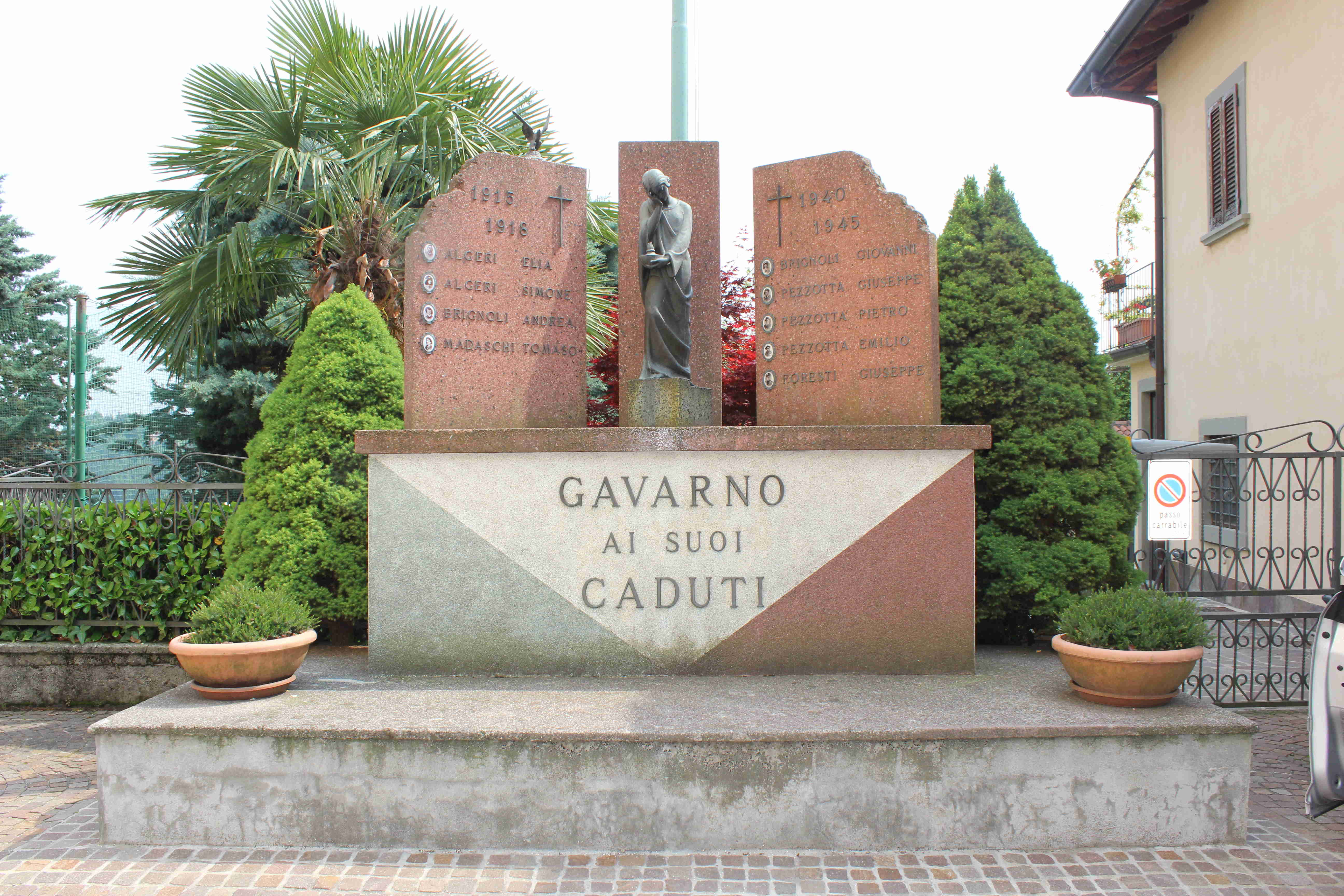 Figura femminile che regge una lucerna (monumento ai caduti - a basamento, opera isolata) - ambito italiano (seconda metà sec. XX)