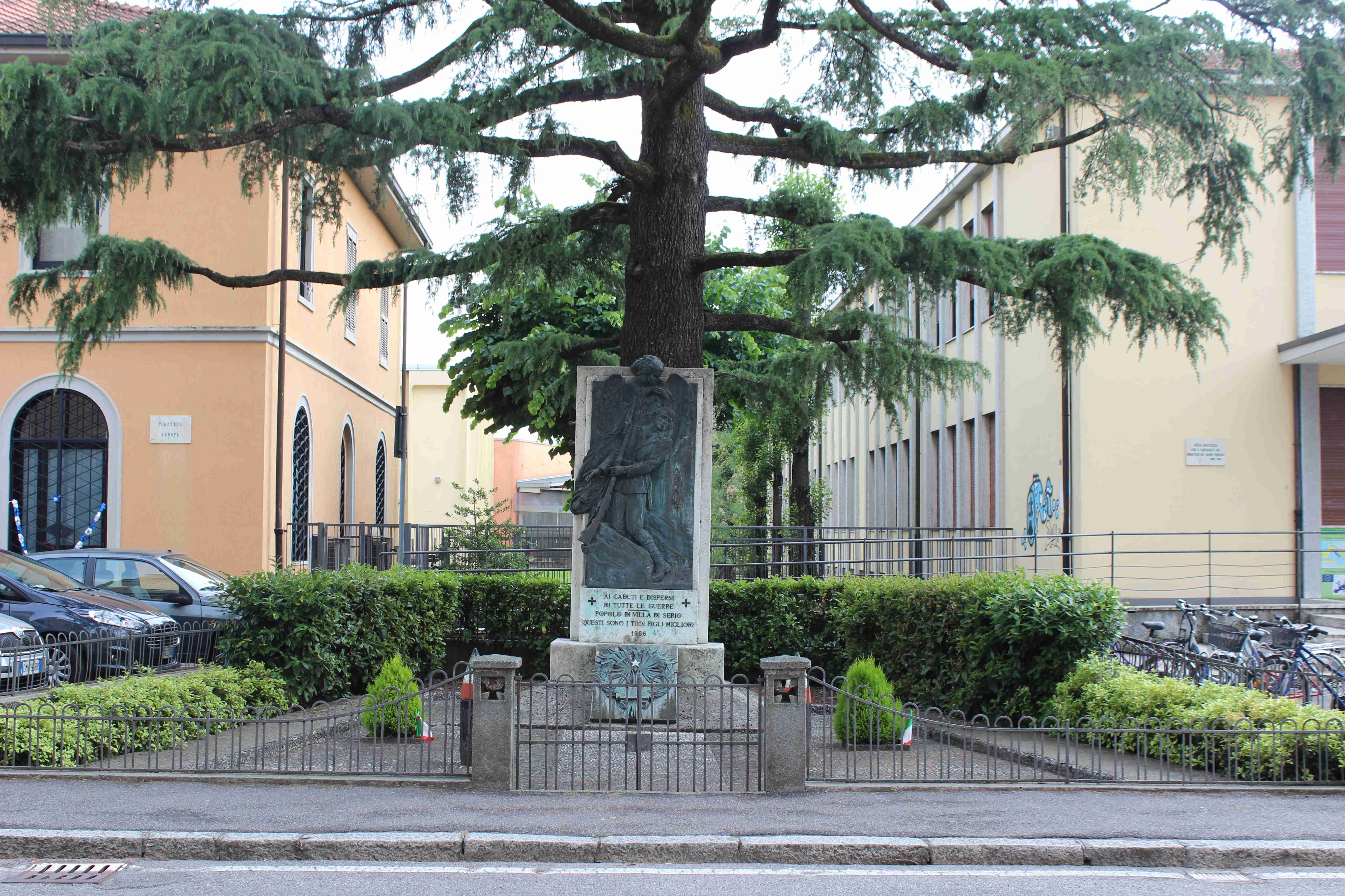 Allegoria della Vittoria che incorona un soldato morente (monumento ai caduti - a lapide, opera isolata) di Siccardi Giuseppe (attribuito) (seconda metà sec. XX)