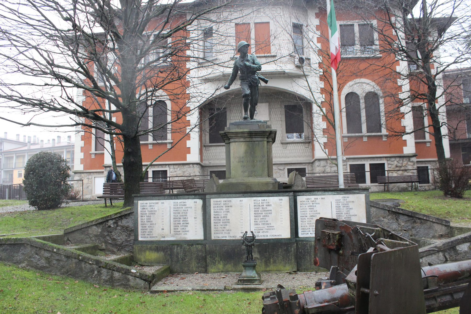 Soldato che lancia una granata (monumento ai caduti - a basamento, opera isolata) - ambito italiano (prima metà sec. XX)