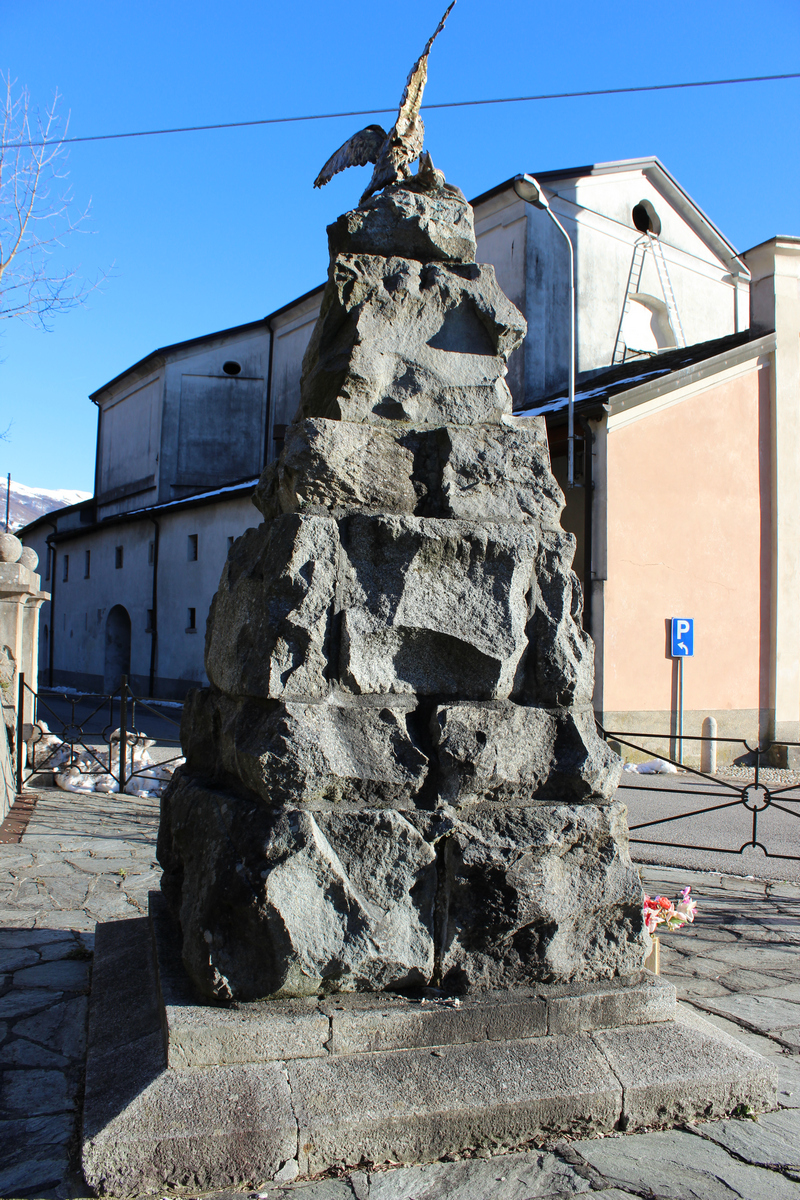 monumento ai caduti - a montagna figurata, opera isolata - ambito italiano (prima metà sec. XX)