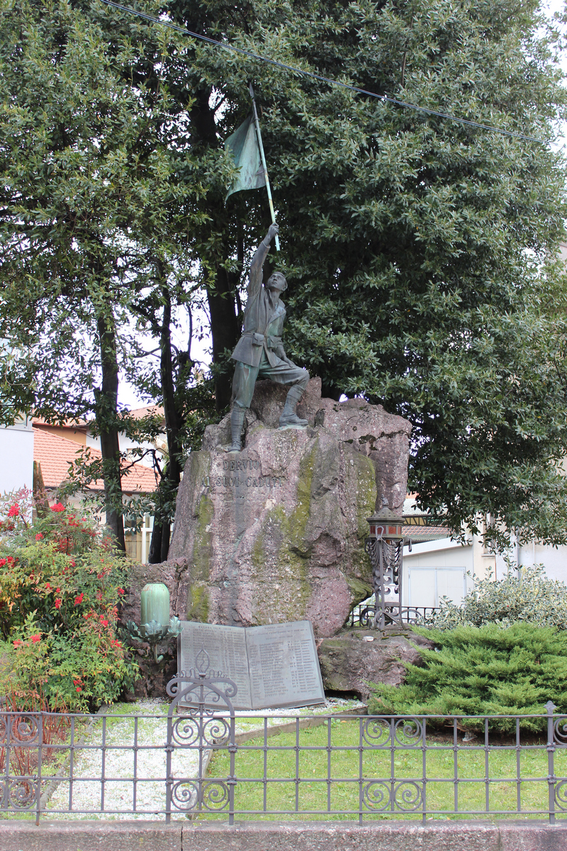 Soldato che porta la bandiera (monumento ai caduti - a montagna figurata, opera isolata) - ambito Italia settentrionale (seconda metà sec. XX)