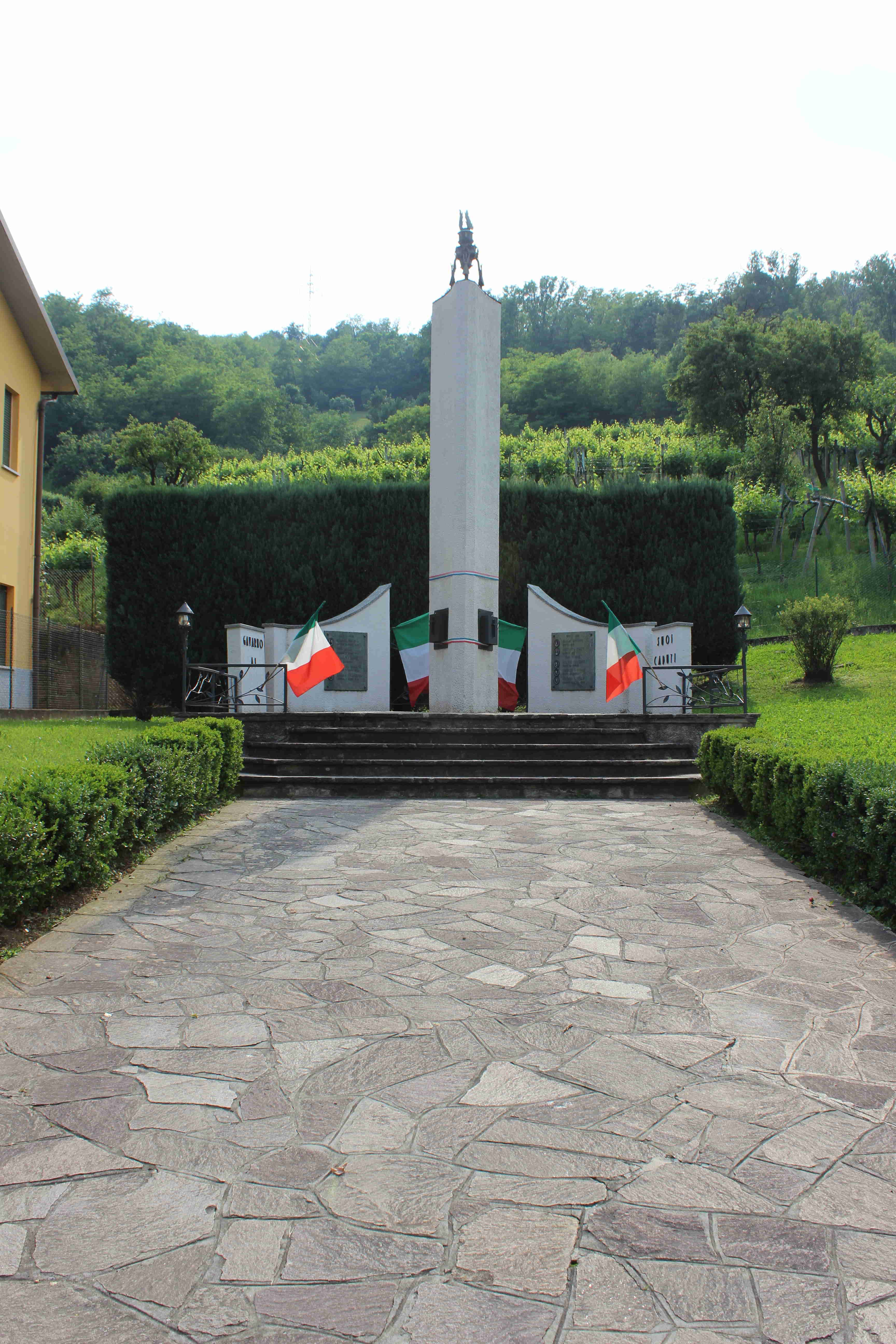 monumento ai caduti - ad emiciclo, opera isolata - ambito italiano (seconda metà sec. XX)