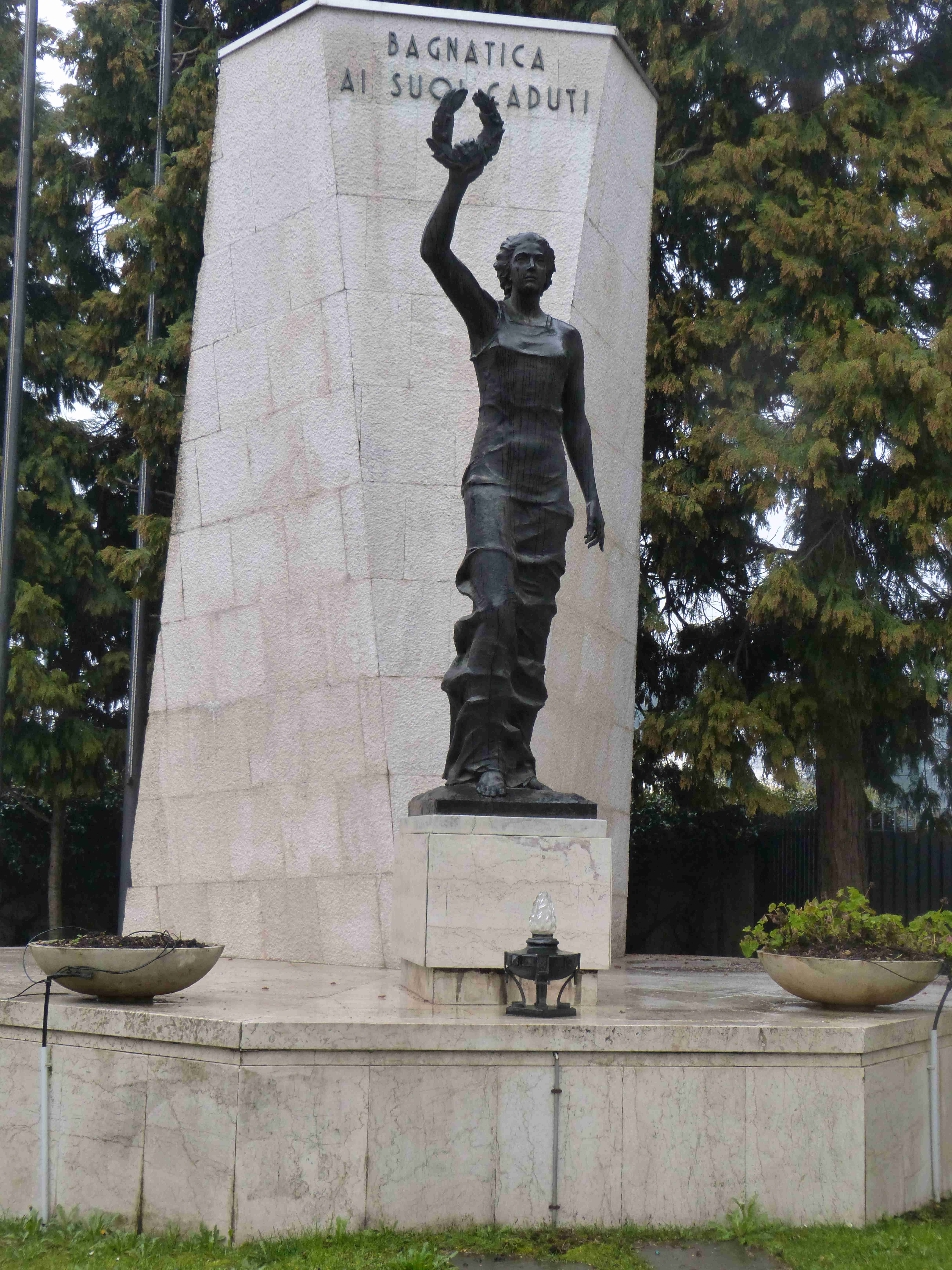 allegoria della Vittoria che porge l'alloro (monumento ai caduti - a basamento, opera isolata) - ambito lombardo (seconda metà sec. XX)