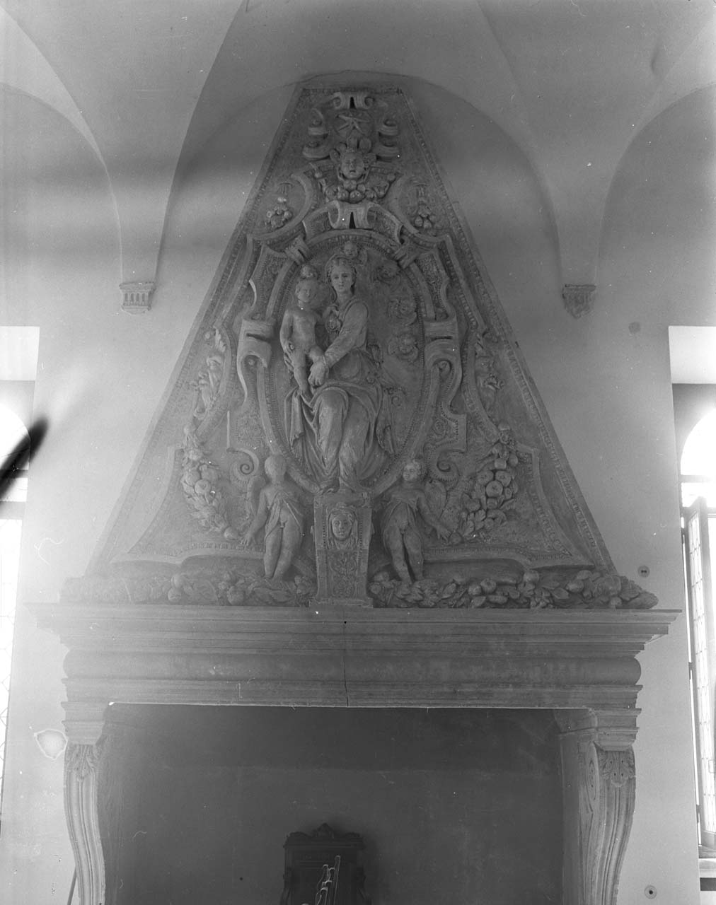 Madonna con Bambino, angeli, teste alate e motivi descorativi (cappa di camino) - ambito veneto (seconda metà sec. XVI)