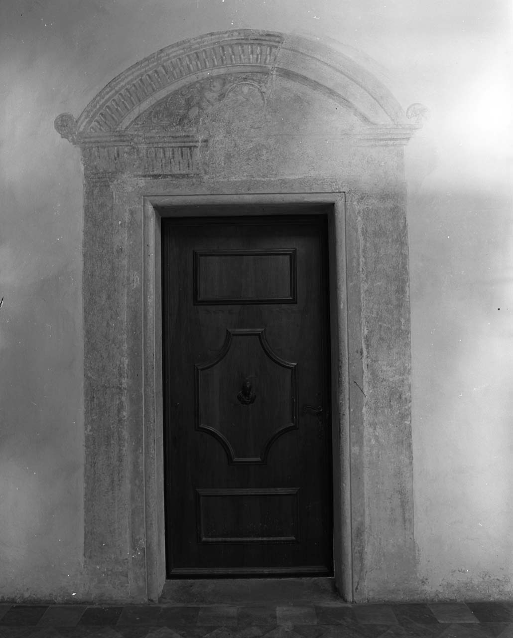 Motivi decorativi architettonici con putto reggistemma (portale) - ambito veneto (prima metà sec. XVI)