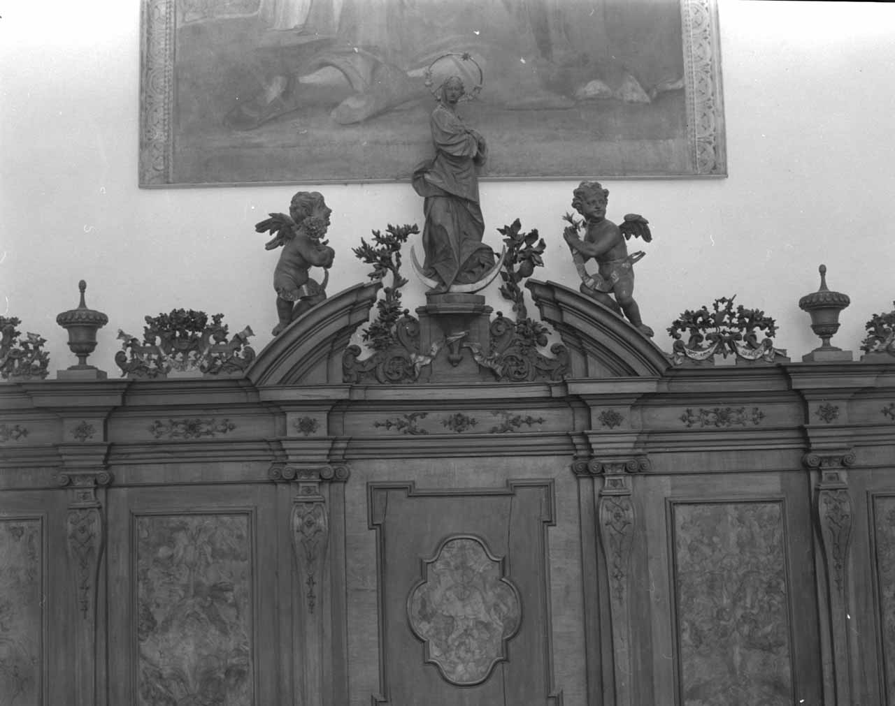 Madonna Immacolata e angeli recanti il giglio e la rosa (stallo di refettorio) di Marchiori Giovanni (sec. XVIII)