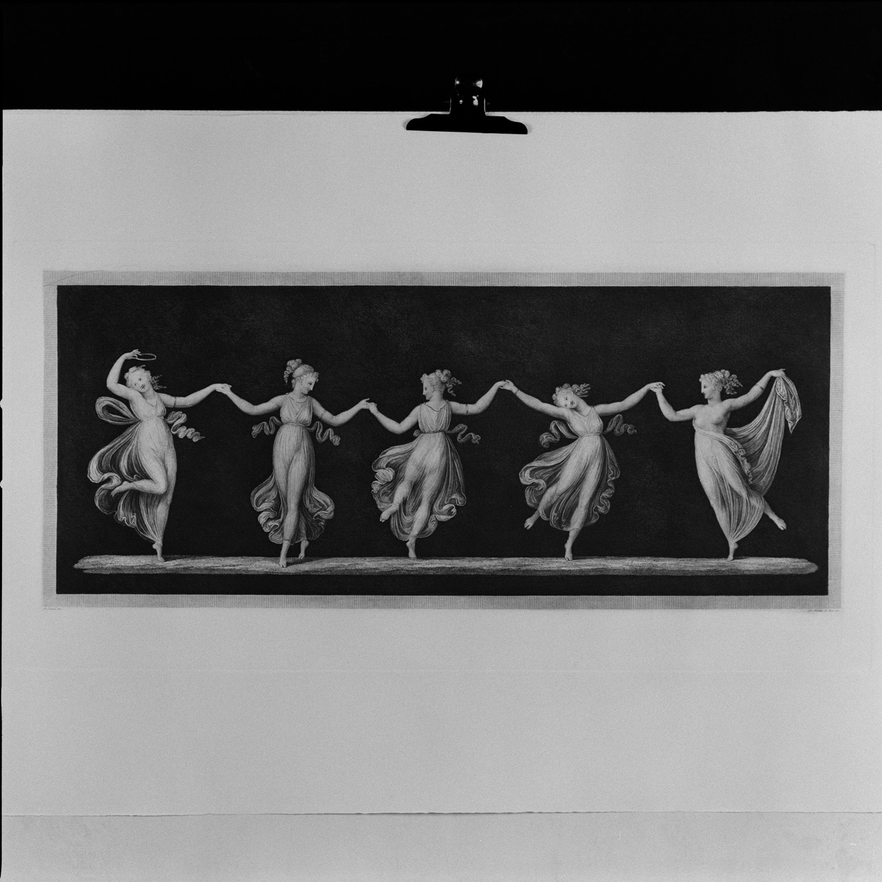 Cinque danzatrici che si tengono per mano (stampa) di De' Boni Giovan Martino (sec. XX)