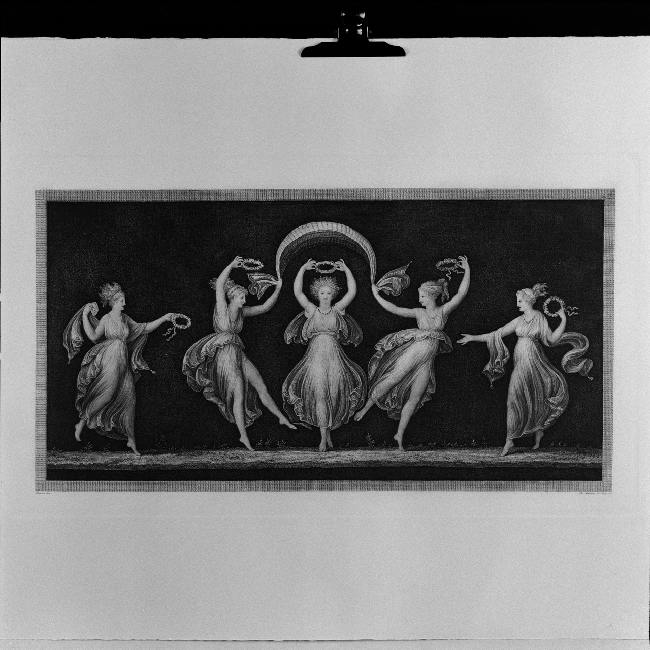 Cinque danzatrici con velo e corone (stampa) di De' Boni Giovan Martino (sec. XX)