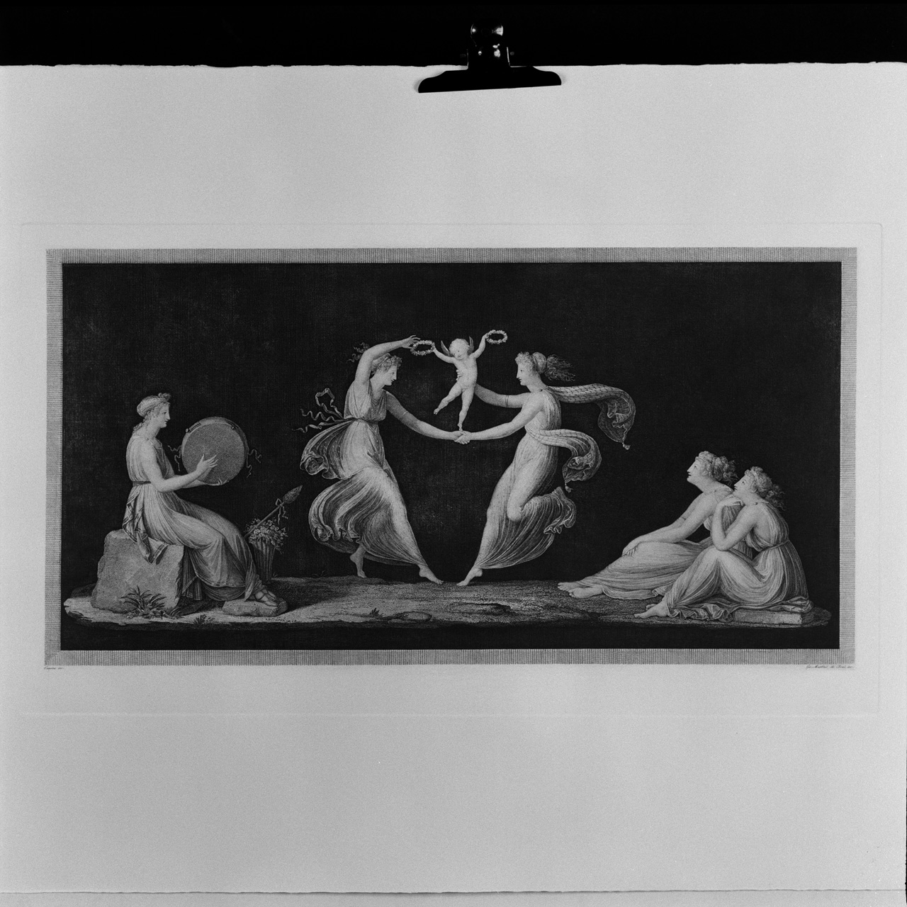 Due danzatrici che reggono un amorino e tre ninfe sedute (stampa) di De' Boni Giovan Martino (sec. XX)