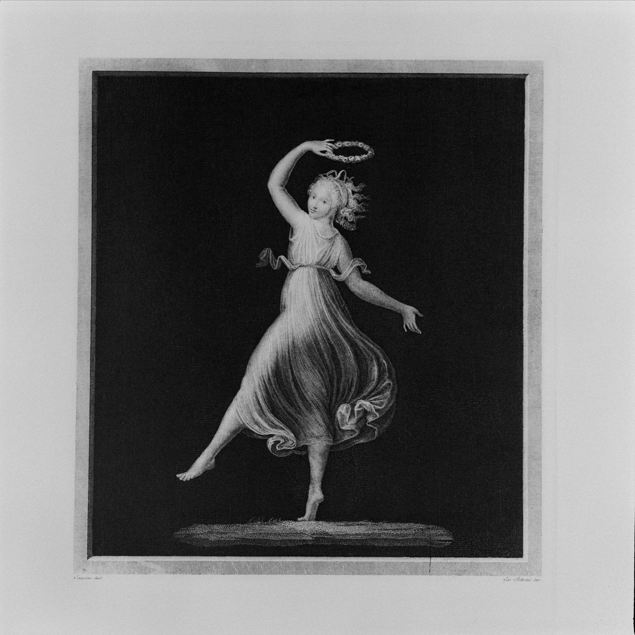 Danzatrice che si regge una corona sul capo (stampa) di Petrini Giovanni (sec. XX)