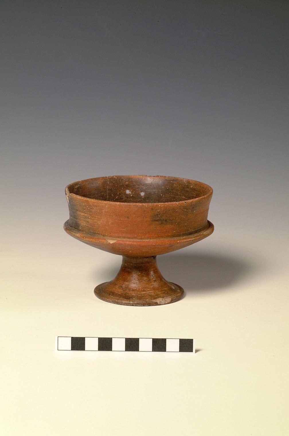 calice carenato su piede (VII sec. a.C)