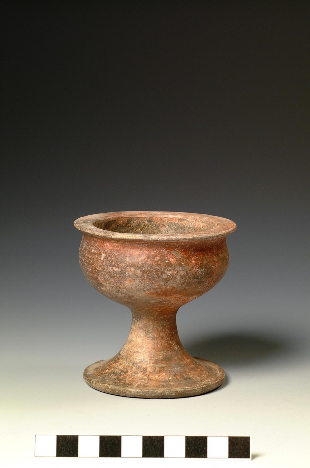 coppetta esmiferica su piede (prima metà VII sec. a.C)