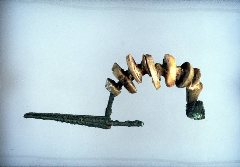 fibula ad arco rivestito (fine/ inizio VII sec. a.C./ VI sec. a.C)