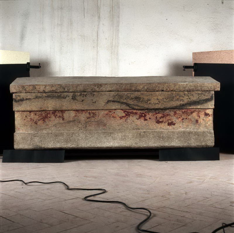 sarcofago con coperchio (seconda metà IV sec. a.C)