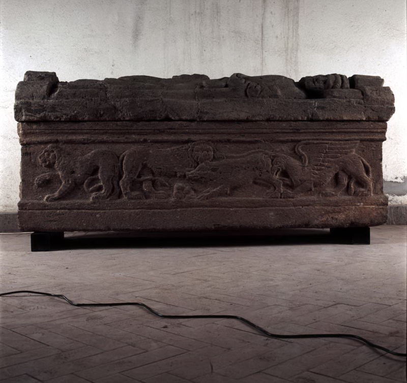 sarcofago con coperchio (seconda metà IV sec. a.C)