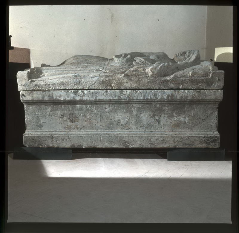 sarcofago con coperchio (seconda metà IV sec. a.C)