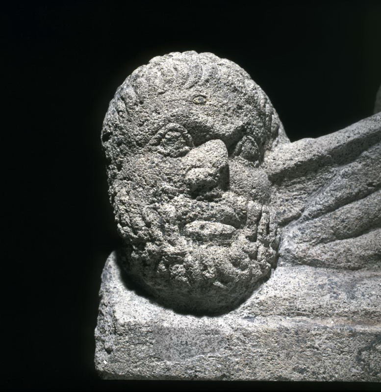 sarcofago con coperchio (fine IV sec. a.C)