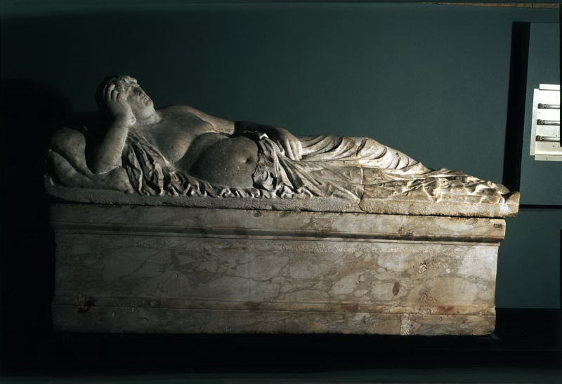 sarcofago con coperchio (inizio III sec. a.C)