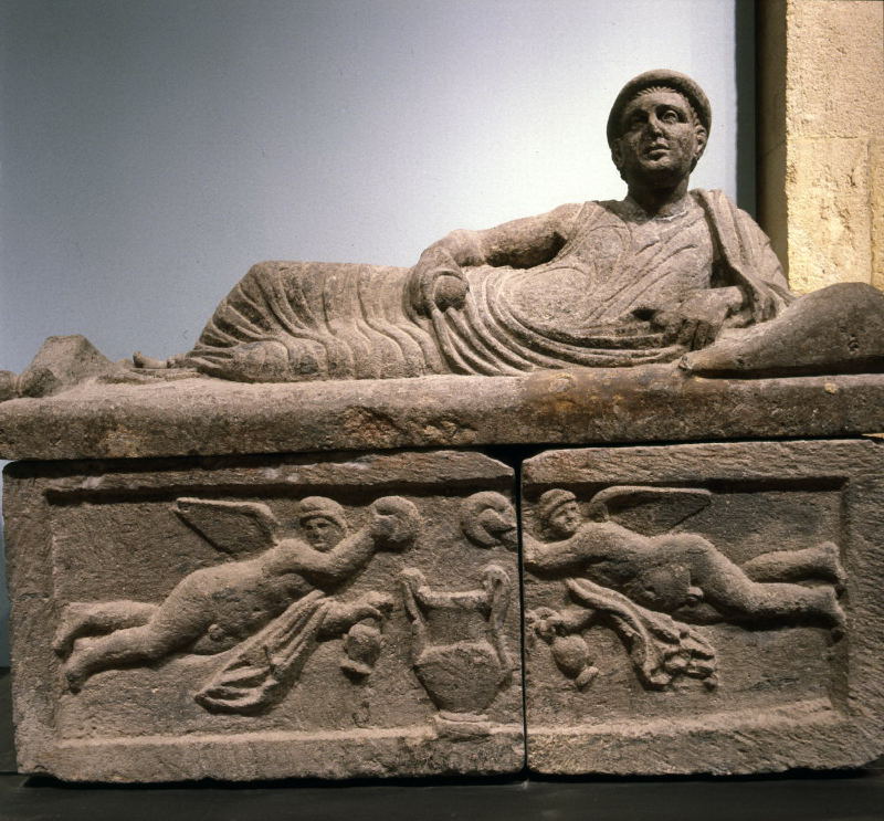 sarcofago con coperchio (III sec. a.C)