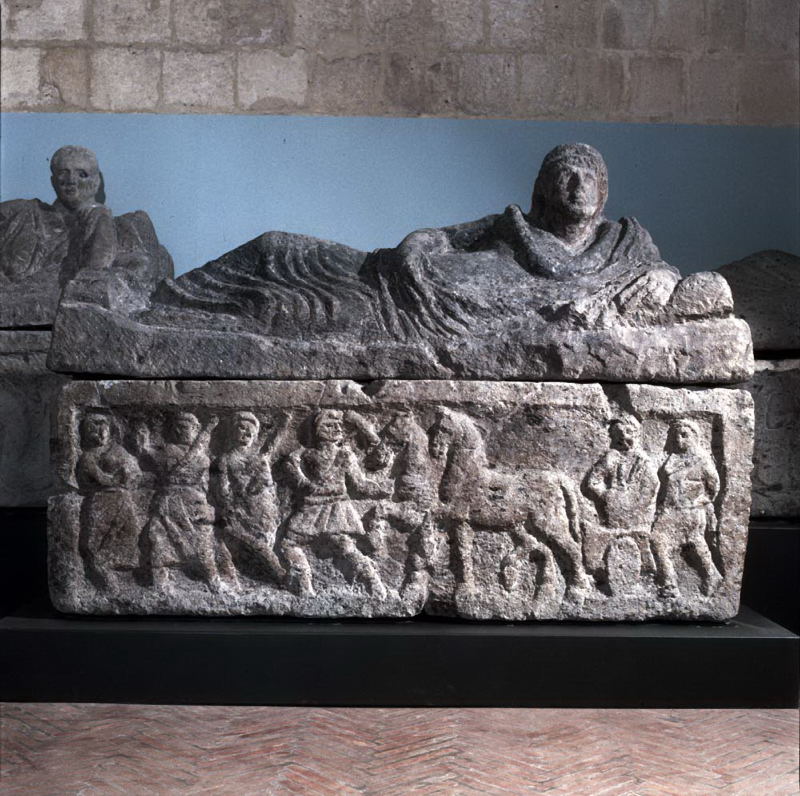 sarcofago con coperchio (seconda metà III sec. a.C)