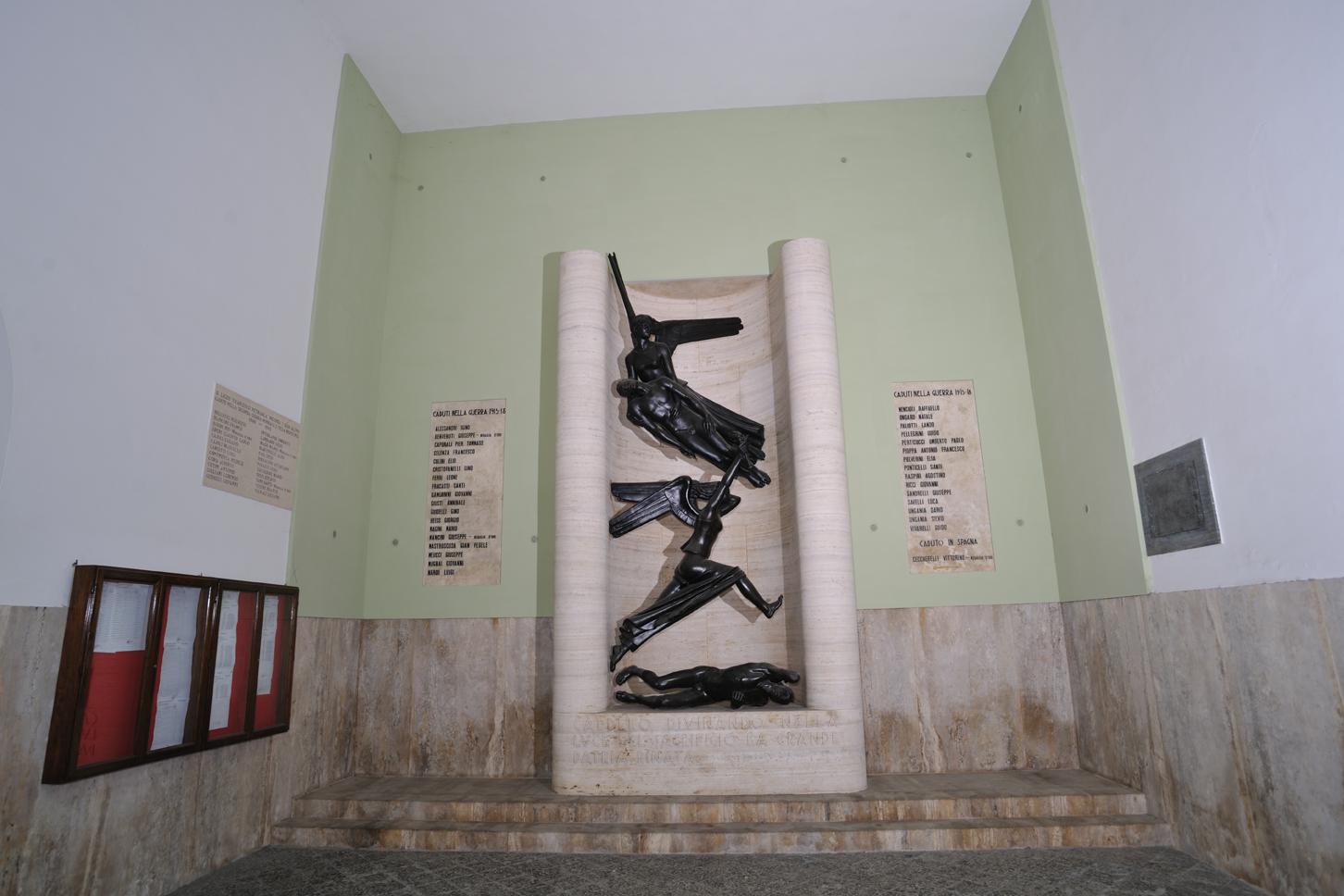 Monumento agli studenti del Liceo Ginnasio F. Petrarca di Arezzo caduti in Guerra, allegoria del sacrificio del Soldato (monumento ai caduti - a emiciclo, opera isolata) di Moschi Mario (secondo quarto XX)