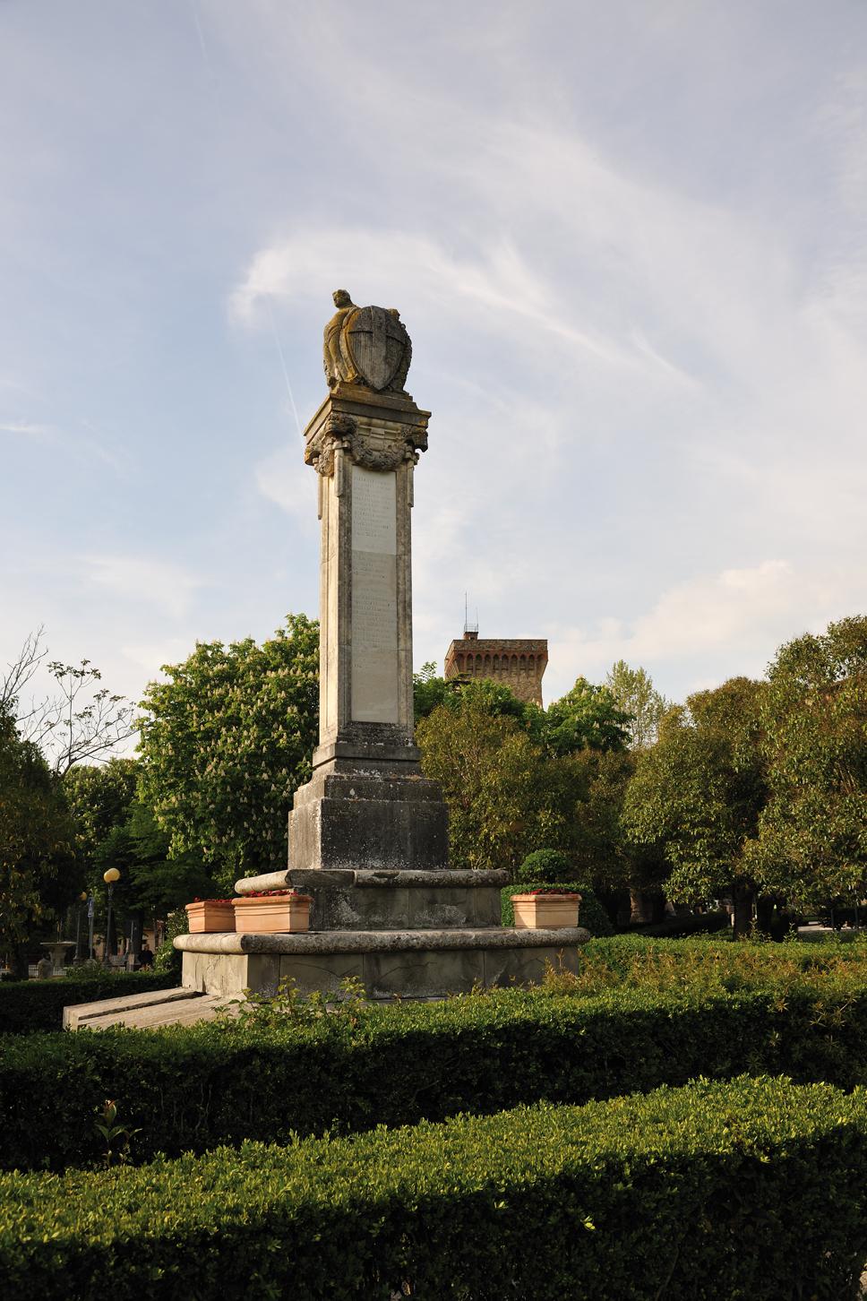 Monumento ai caduti di Lucignano, allegoria della Vittoria come figura alata (monumento ai caduti - a pilastro, opera isolata) di Bazzani Cesare (primo quarto XX)